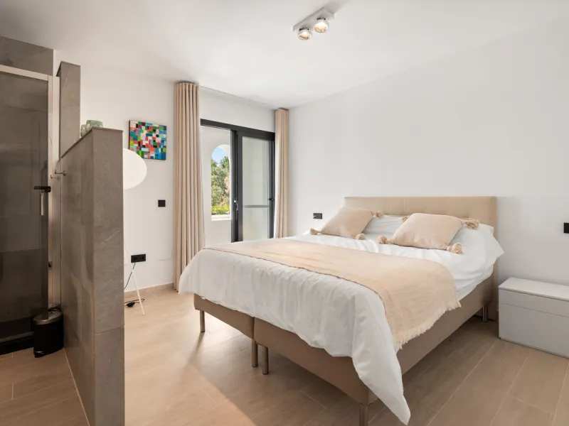 Located in one of Marbella's most sought-after residential areas, this five-bedroom, five-bathroom villa offers panoramic, frontal views of the Mediterranean Sea, La Concha mountain, and Puerto Banús. Positioned on a 1,950 m² plot, the property includes 4