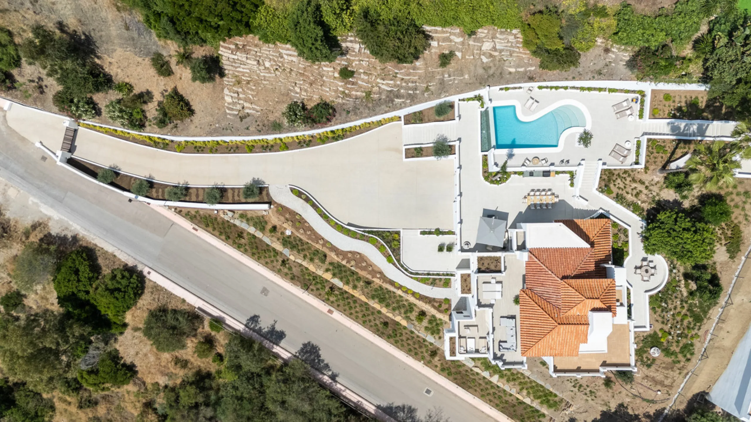 Located in one of Marbella's most sought-after residential areas, this five-bedroom, five-bathroom villa offers panoramic, frontal views of the Mediterranean Sea, La Concha mountain, and Puerto Banús. Positioned on a 1,950 m² plot, the property includes 4