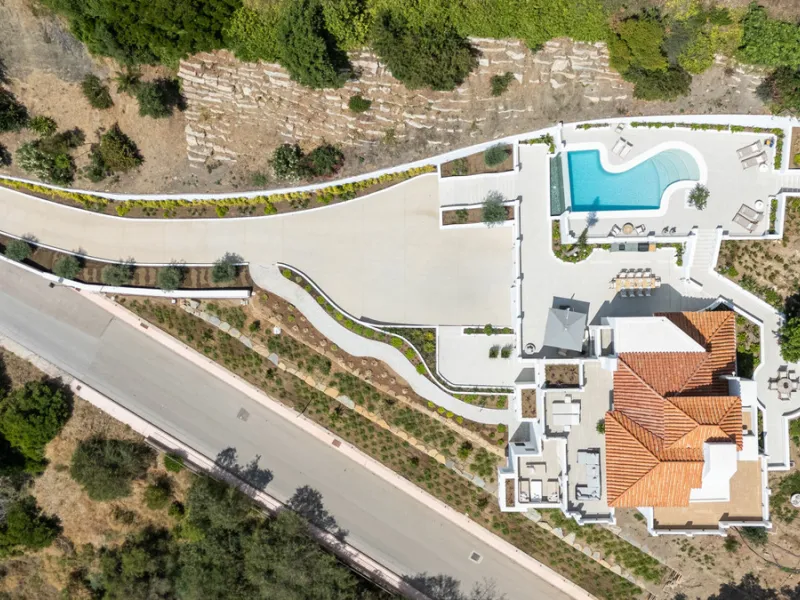 Located in one of Marbella's most sought-after residential areas, this five-bedroom, five-bathroom villa offers panoramic, frontal views of the Mediterranean Sea, La Concha mountain, and Puerto Banús. Positioned on a 1,950 m² plot, the property includes 4