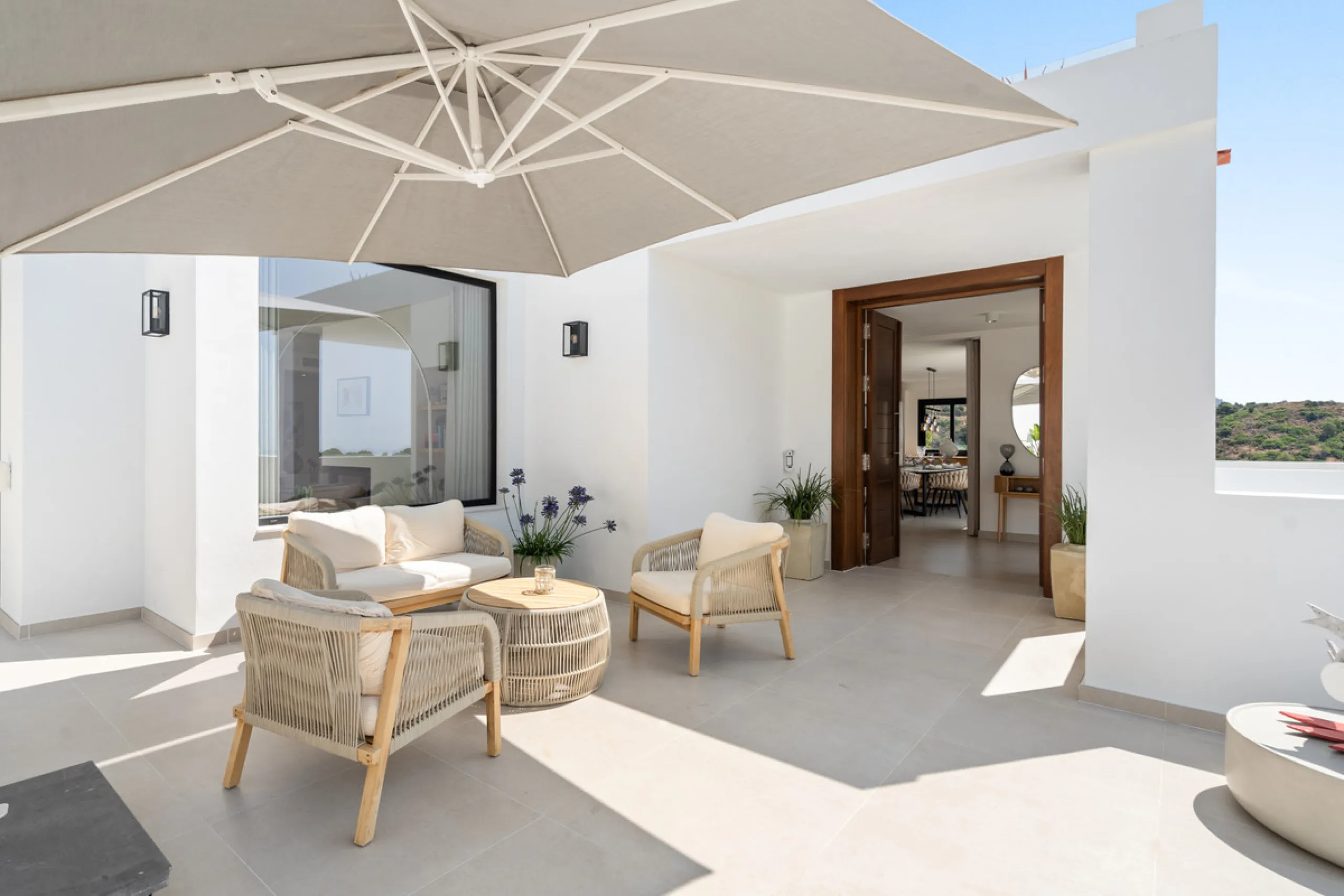 Located in one of Marbella's most sought-after residential areas, this five-bedroom, five-bathroom villa offers panoramic, frontal views of the Mediterranean Sea, La Concha mountain, and Puerto Banús. Positioned on a 1,950 m² plot, the property includes 4