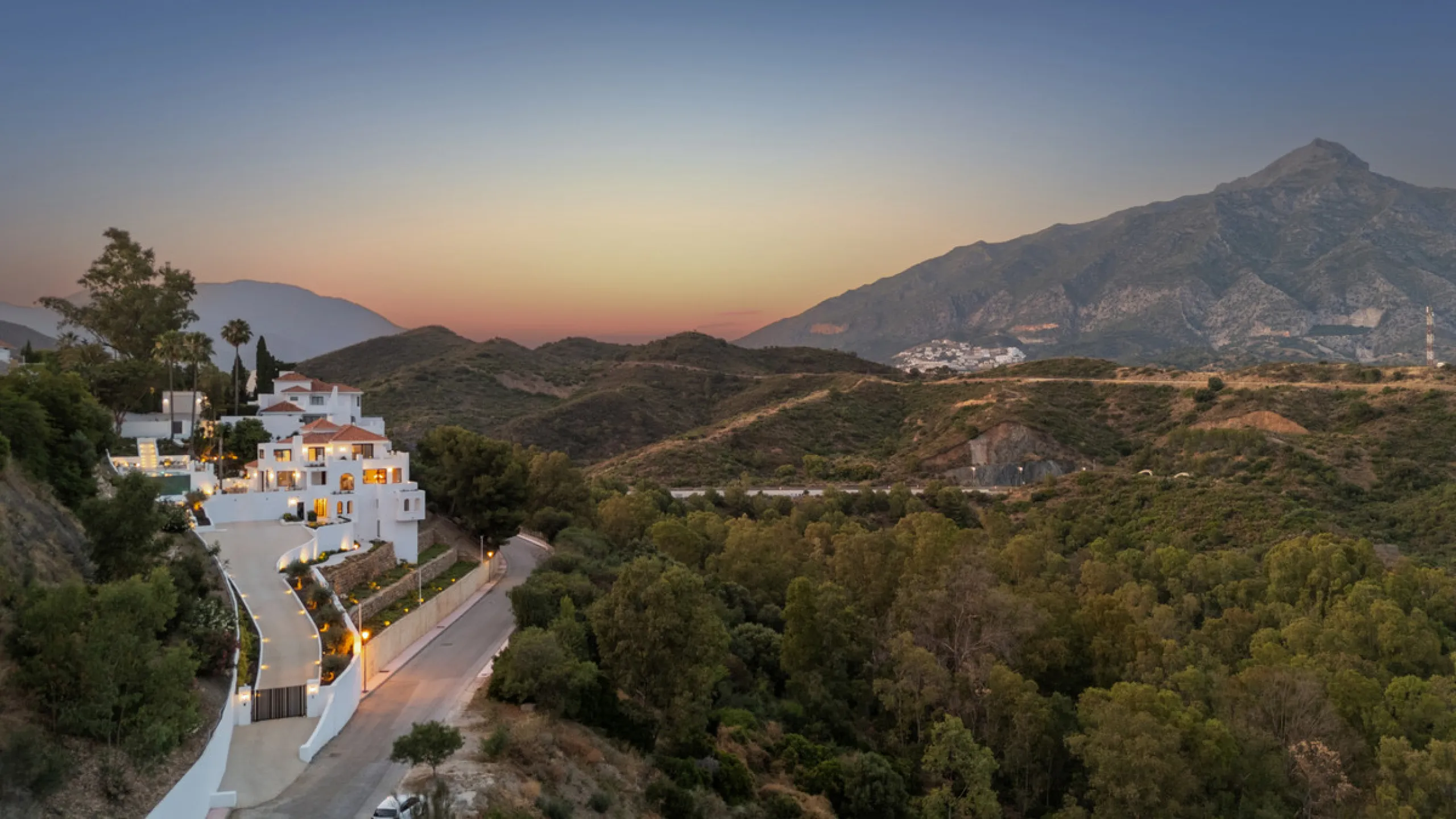Located in one of Marbella's most sought-after residential areas, this five-bedroom, five-bathroom villa offers panoramic, frontal views of the Mediterranean Sea, La Concha mountain, and Puerto Banús. Positioned on a 1,950 m² plot, the property includes 4