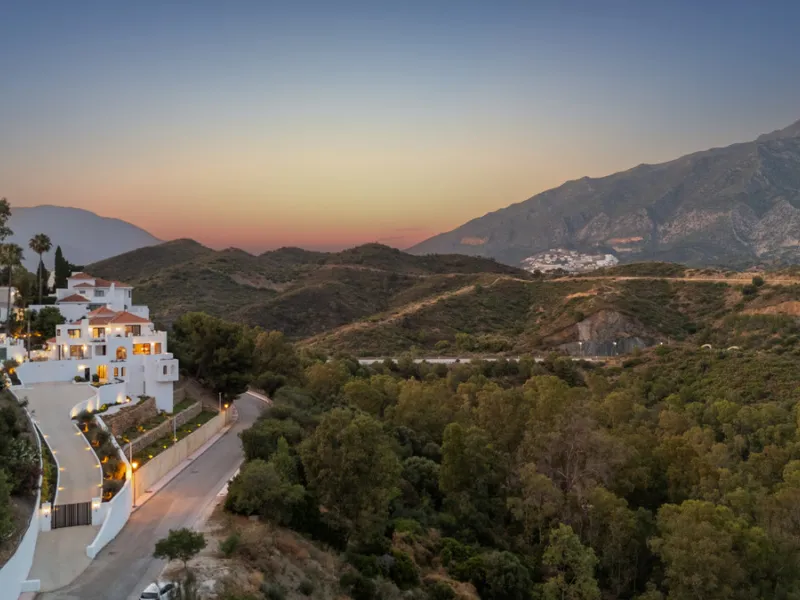 Located in one of Marbella's most sought-after residential areas, this five-bedroom, five-bathroom villa offers panoramic, frontal views of the Mediterranean Sea, La Concha mountain, and Puerto Banús. Positioned on a 1,950 m² plot, the property includes 4