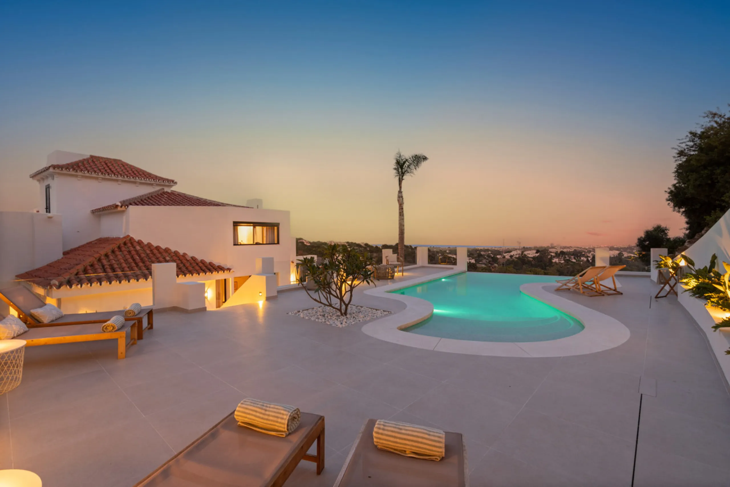 Located in one of Marbella's most sought-after residential areas, this five-bedroom, five-bathroom villa offers panoramic, frontal views of the Mediterranean Sea, La Concha mountain, and Puerto Banús. Positioned on a 1,950 m² plot, the property includes 4