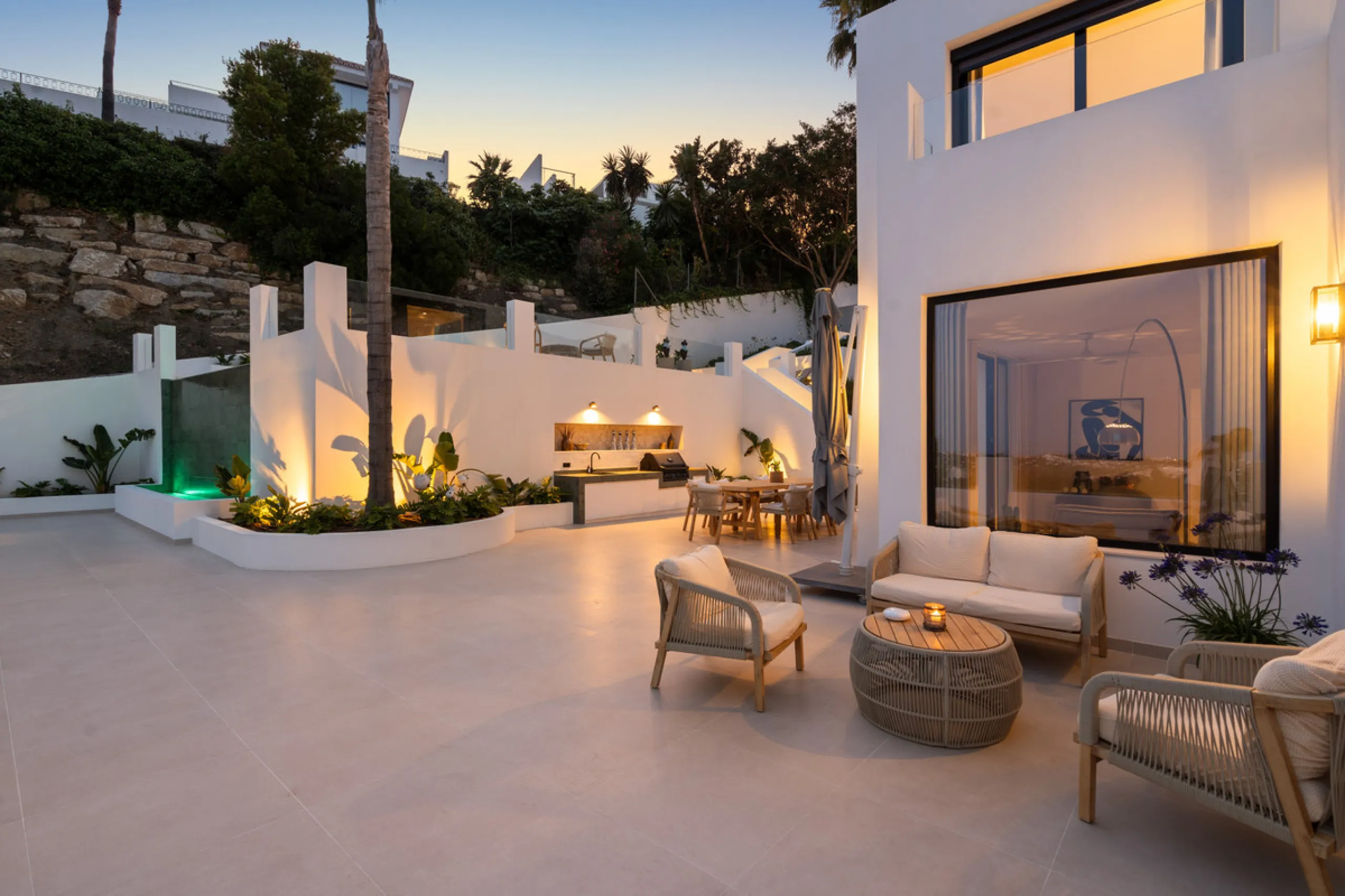 Located in one of Marbella's most sought-after residential areas, this five-bedroom, five-bathroom villa offers panoramic, frontal views of the Mediterranean Sea, La Concha mountain, and Puerto Banús. Positioned on a 1,950 m² plot, the property includes 4