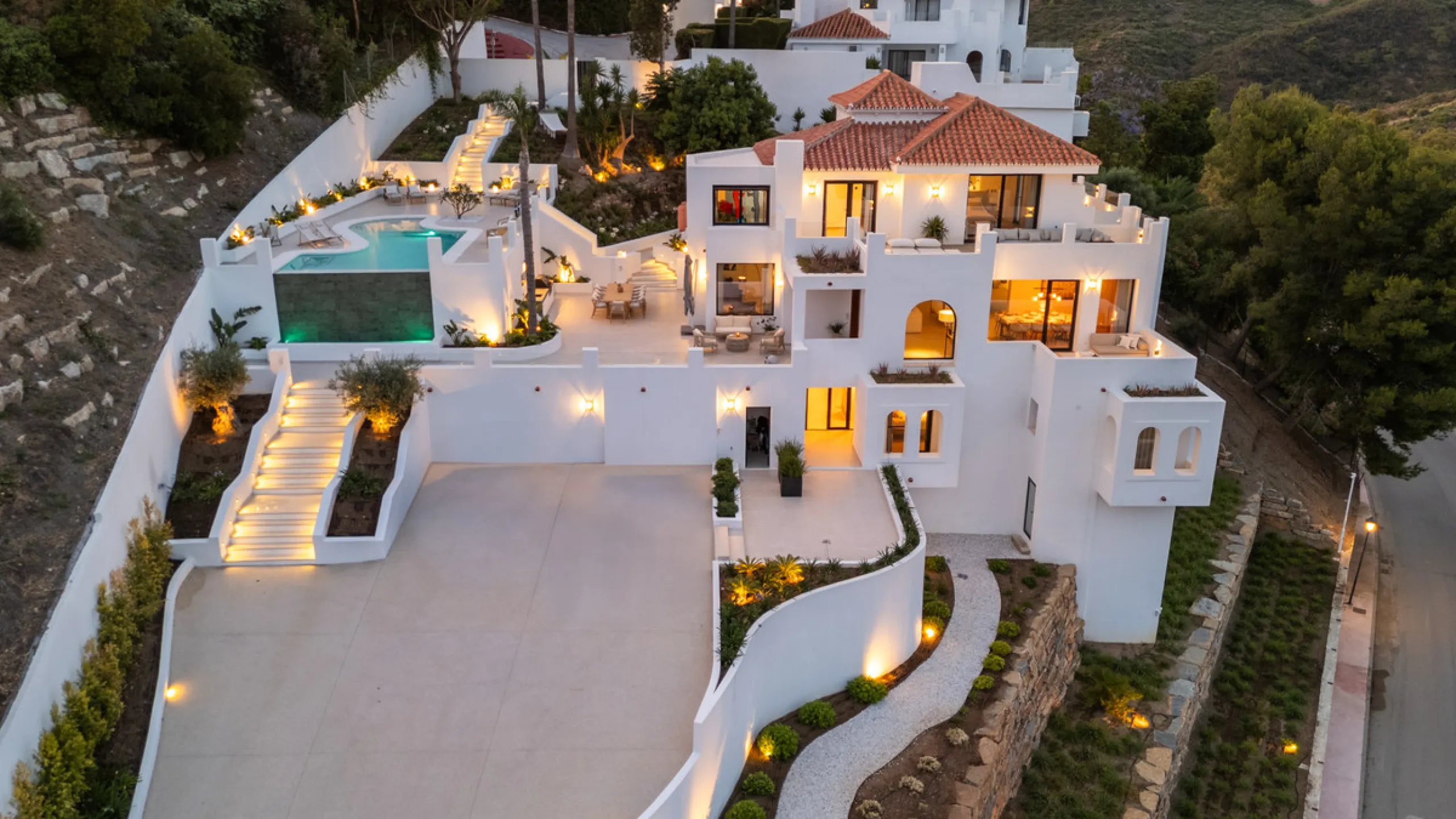 Located in one of Marbella's most sought-after residential areas, this five-bedroom, five-bathroom villa offers panoramic, frontal views of the Mediterranean Sea, La Concha mountain, and Puerto Banús. Positioned on a 1,950 m² plot, the property includes 4