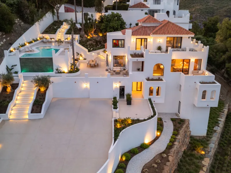 Located in one of Marbella's most sought-after residential areas, this five-bedroom, five-bathroom villa offers panoramic, frontal views of the Mediterranean Sea, La Concha mountain, and Puerto Banús. Positioned on a 1,950 m² plot, the property includes 4