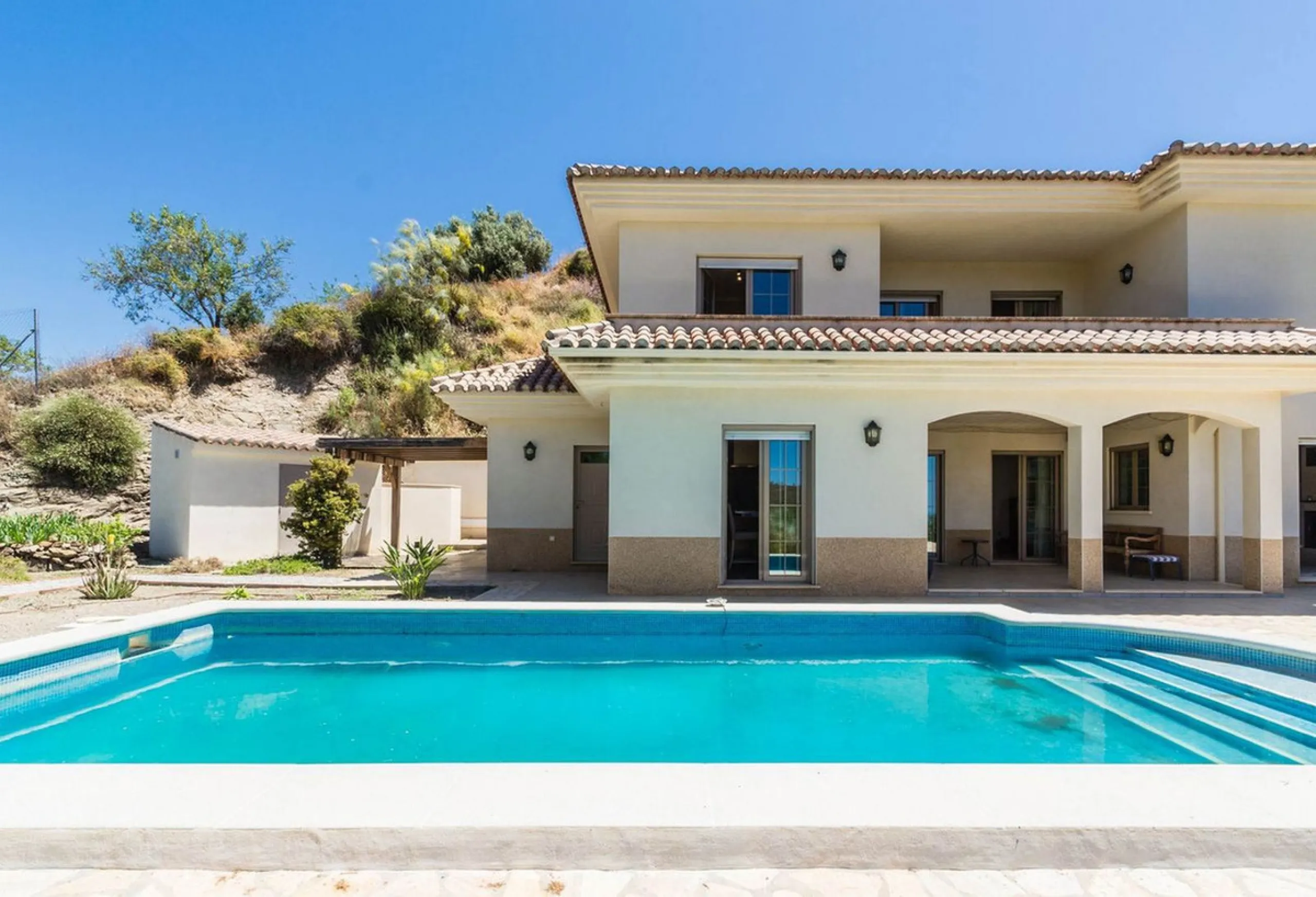 Exclusive Villa for Sale in Arenas, Vélez-Málaga. Escape the hustle and bustle and discover this exceptional villa, located in the quiet countryside (campo) of the white village of Arenas in the beautiful and still authentic region of eastern Malaga. This