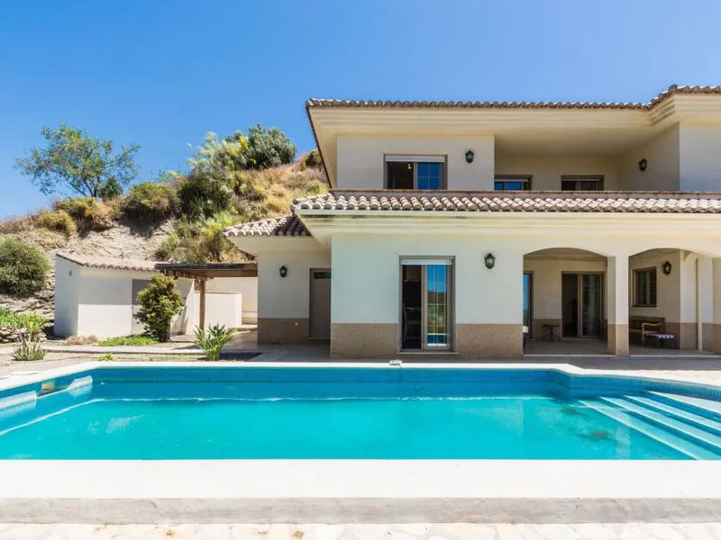 Exclusive Villa for Sale in Arenas, Vélez-Málaga. Escape the hustle and bustle and discover this exceptional villa, located in the quiet countryside (campo) of the white village of Arenas in the beautiful and still authentic region of eastern Malaga. This