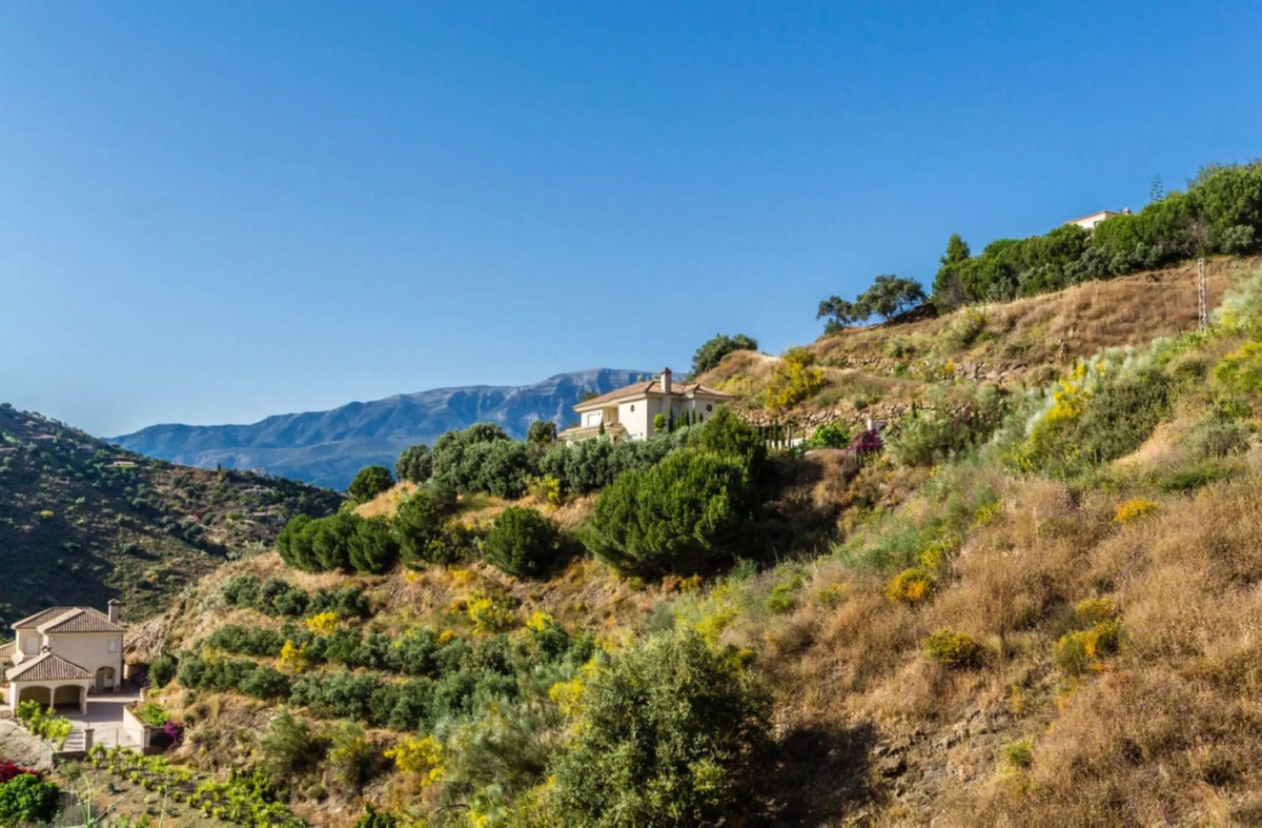Exclusive Villa for Sale in Arenas, Vélez-Málaga. Escape the hustle and bustle and discover this exceptional villa, located in the quiet countryside (campo) of the white village of Arenas in the beautiful and still authentic region of eastern Malaga. This