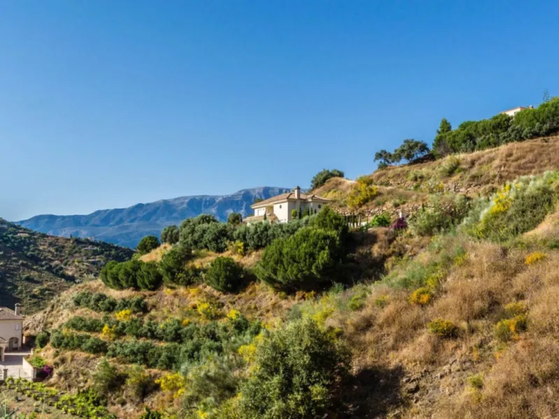 Exclusive Villa for Sale in Arenas, Vélez-Málaga. Escape the hustle and bustle and discover this exceptional villa, located in the quiet countryside (campo) of the white village of Arenas in the beautiful and still authentic region of eastern Malaga. This