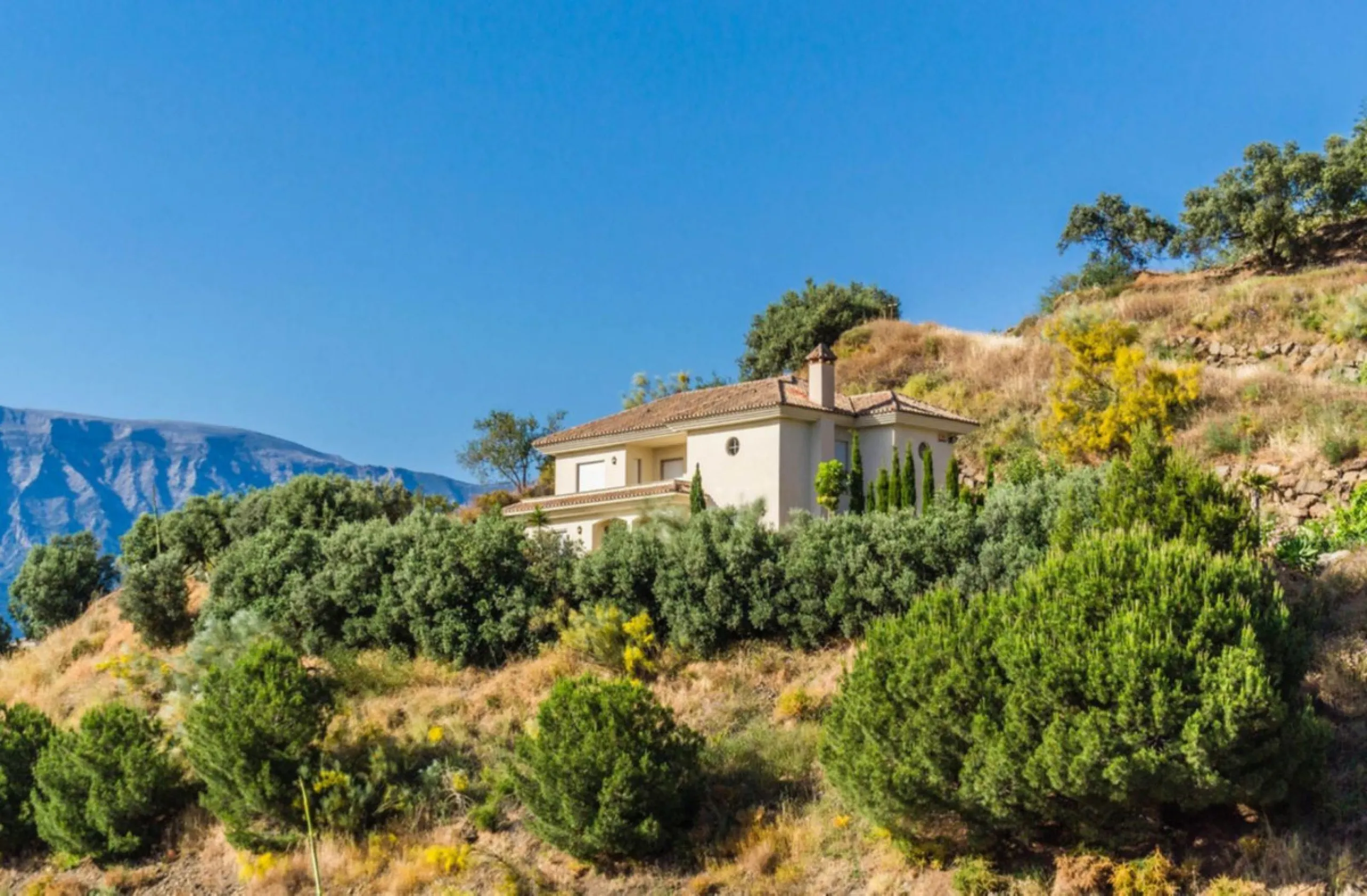 Exclusive Villa for Sale in Arenas, Vélez-Málaga. Escape the hustle and bustle and discover this exceptional villa, located in the quiet countryside (campo) of the white village of Arenas in the beautiful and still authentic region of eastern Malaga. This