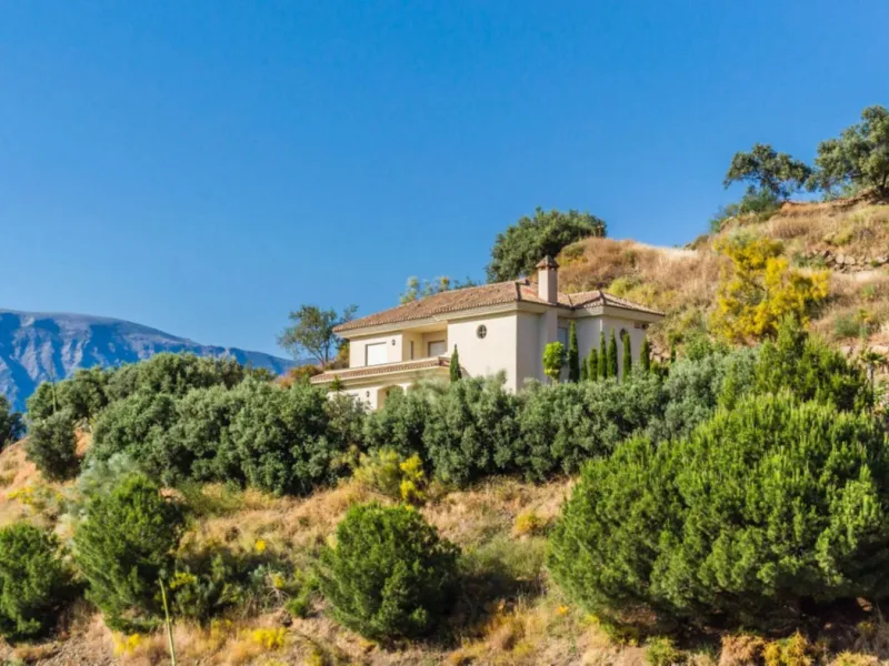 Exclusive Villa for Sale in Arenas, Vélez-Málaga. Escape the hustle and bustle and discover this exceptional villa, located in the quiet countryside (campo) of the white village of Arenas in the beautiful and still authentic region of eastern Malaga. This