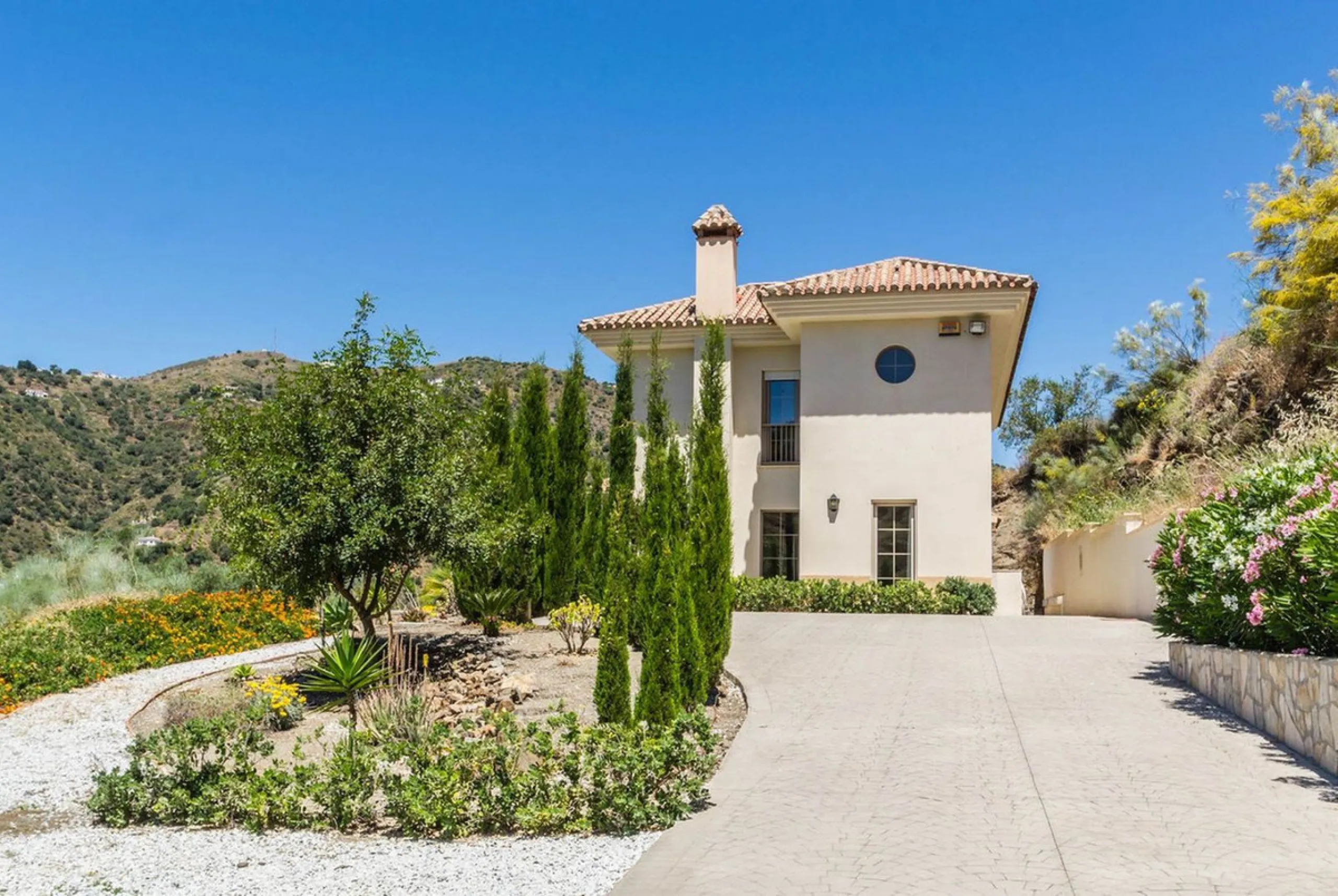 Exclusive Villa for Sale in Arenas, Vélez-Málaga. Escape the hustle and bustle and discover this exceptional villa, located in the quiet countryside (campo) of the white village of Arenas in the beautiful and still authentic region of eastern Malaga. This