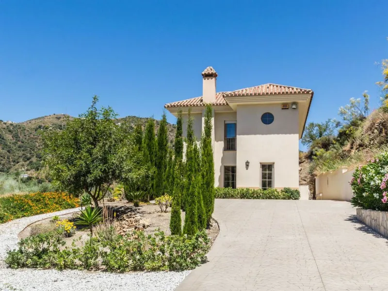 Exclusive Villa for Sale in Arenas, Vélez-Málaga. Escape the hustle and bustle and discover this exceptional villa, located in the quiet countryside (campo) of the white village of Arenas in the beautiful and still authentic region of eastern Malaga. This