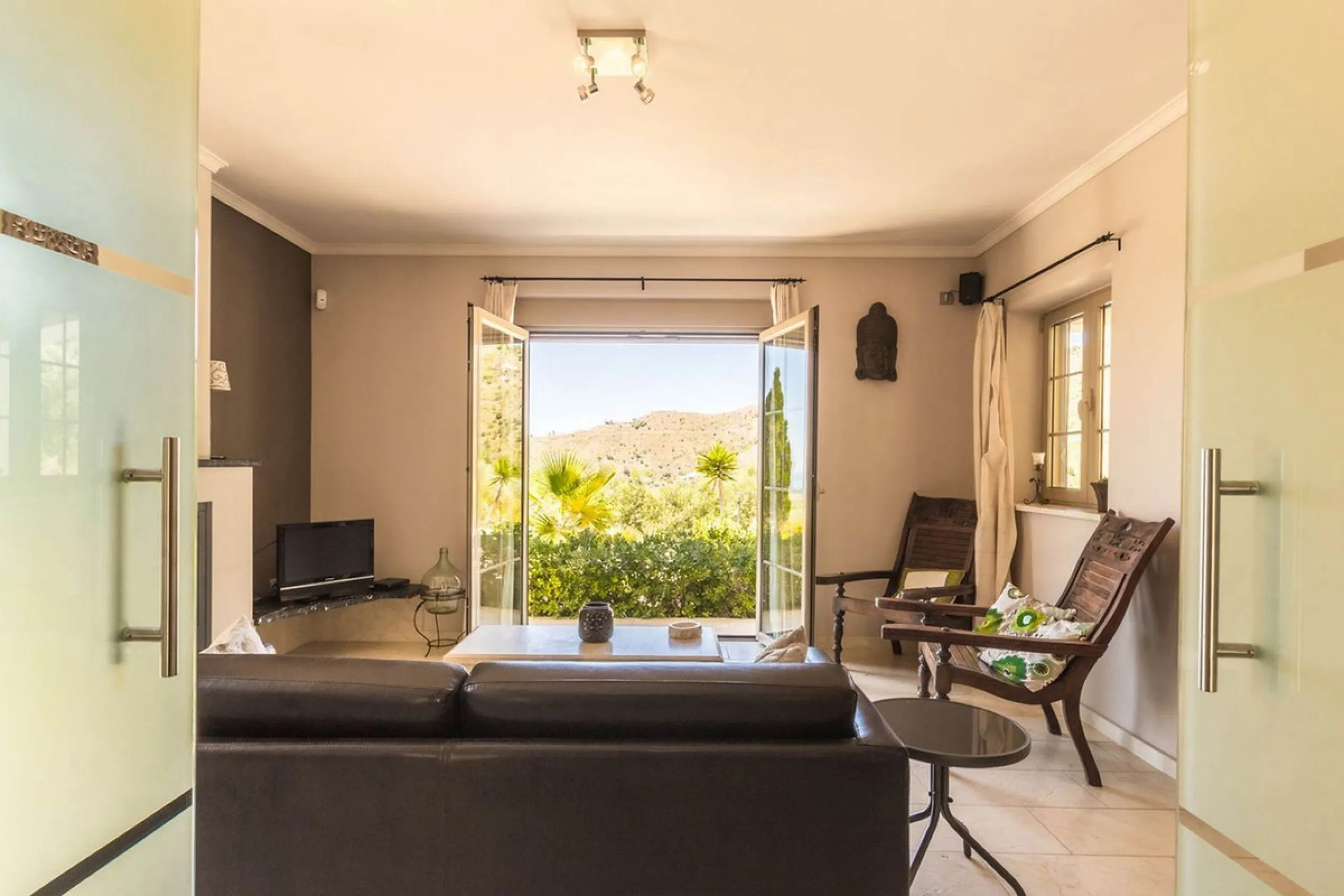 Exclusive Villa for Sale in Arenas, Vélez-Málaga. Escape the hustle and bustle and discover this exceptional villa, located in the quiet countryside (campo) of the white village of Arenas in the beautiful and still authentic region of eastern Malaga. This