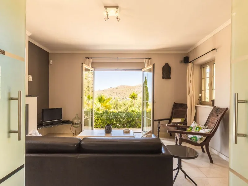 Exclusive Villa for Sale in Arenas, Vélez-Málaga. Escape the hustle and bustle and discover this exceptional villa, located in the quiet countryside (campo) of the white village of Arenas in the beautiful and still authentic region of eastern Malaga. This