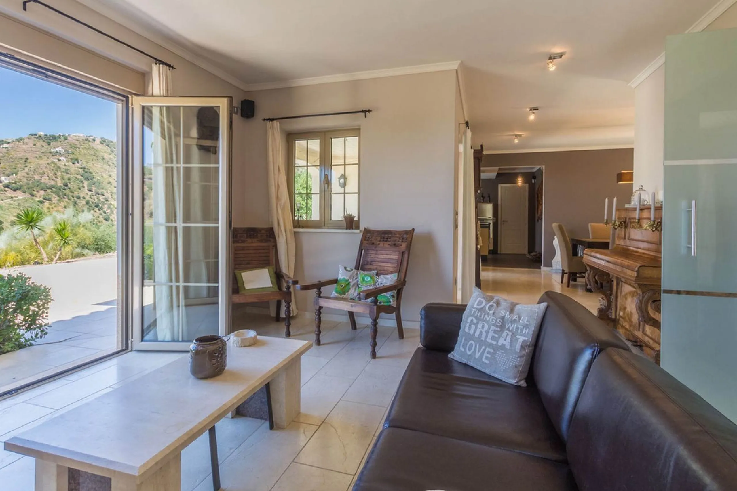 Exclusive Villa for Sale in Arenas, Vélez-Málaga. Escape the hustle and bustle and discover this exceptional villa, located in the quiet countryside (campo) of the white village of Arenas in the beautiful and still authentic region of eastern Malaga. This