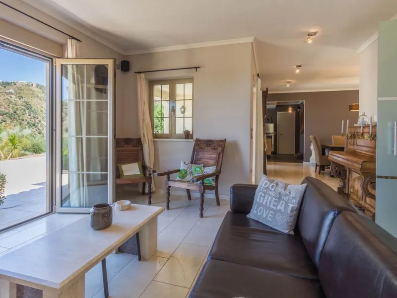 Exclusive Villa for Sale in Arenas, Vélez-Málaga. Escape the hustle and bustle and discover this exceptional villa, located in the quiet countryside (campo) of the white village of Arenas in the beautiful and still authentic region of eastern Malaga. This