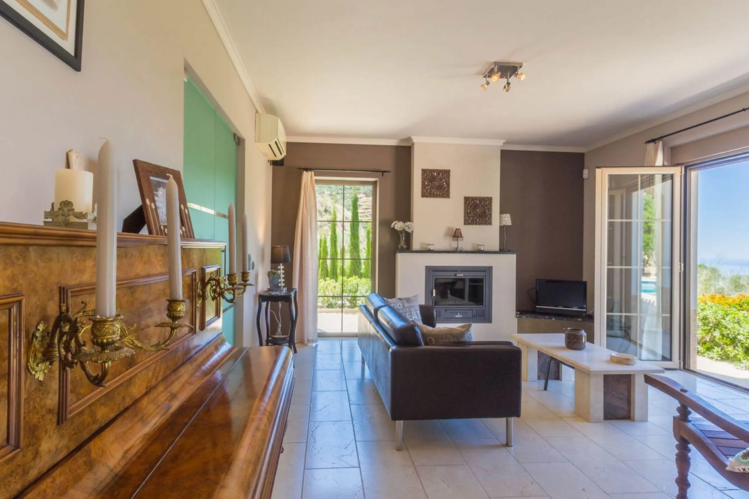 Exclusive Villa for Sale in Arenas, Vélez-Málaga. Escape the hustle and bustle and discover this exceptional villa, located in the quiet countryside (campo) of the white village of Arenas in the beautiful and still authentic region of eastern Malaga. This