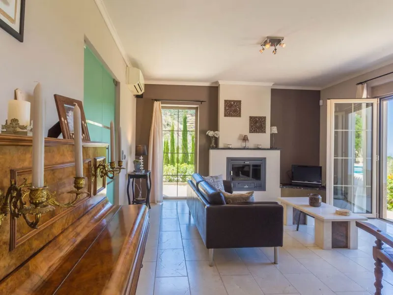 Exclusive Villa for Sale in Arenas, Vélez-Málaga. Escape the hustle and bustle and discover this exceptional villa, located in the quiet countryside (campo) of the white village of Arenas in the beautiful and still authentic region of eastern Malaga. This
