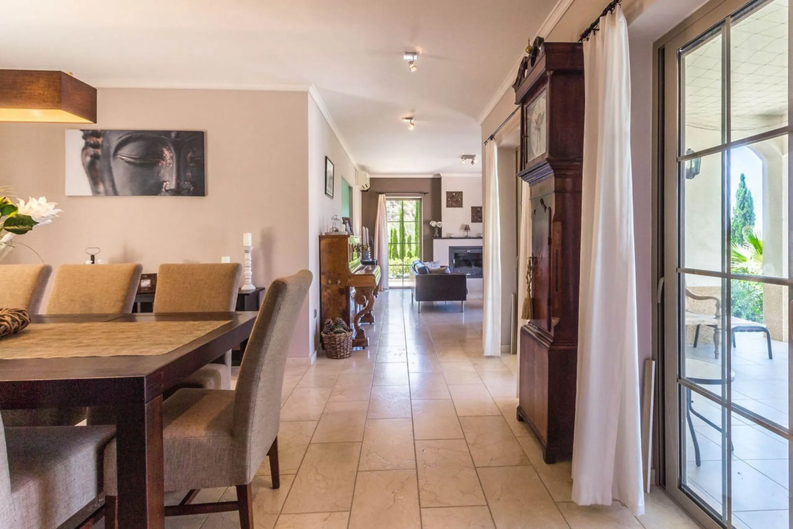 Exclusive Villa for Sale in Arenas, Vélez-Málaga. Escape the hustle and bustle and discover this exceptional villa, located in the quiet countryside (campo) of the white village of Arenas in the beautiful and still authentic region of eastern Malaga. This