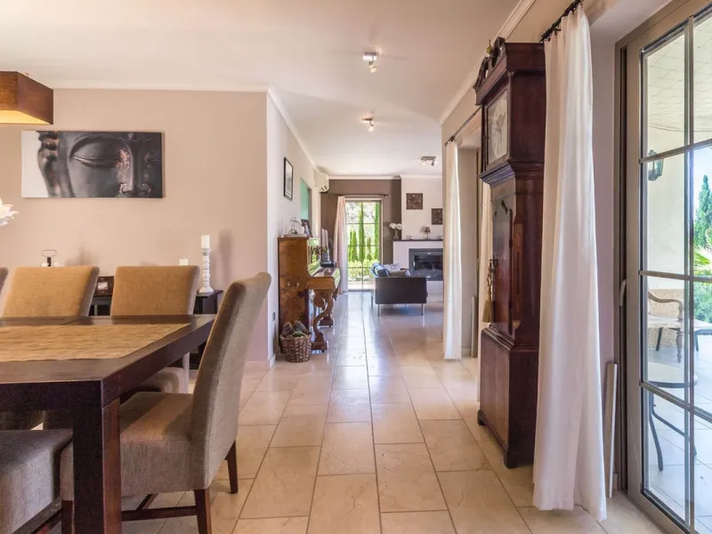 Exclusive Villa for Sale in Arenas, Vélez-Málaga. Escape the hustle and bustle and discover this exceptional villa, located in the quiet countryside (campo) of the white village of Arenas in the beautiful and still authentic region of eastern Malaga. This