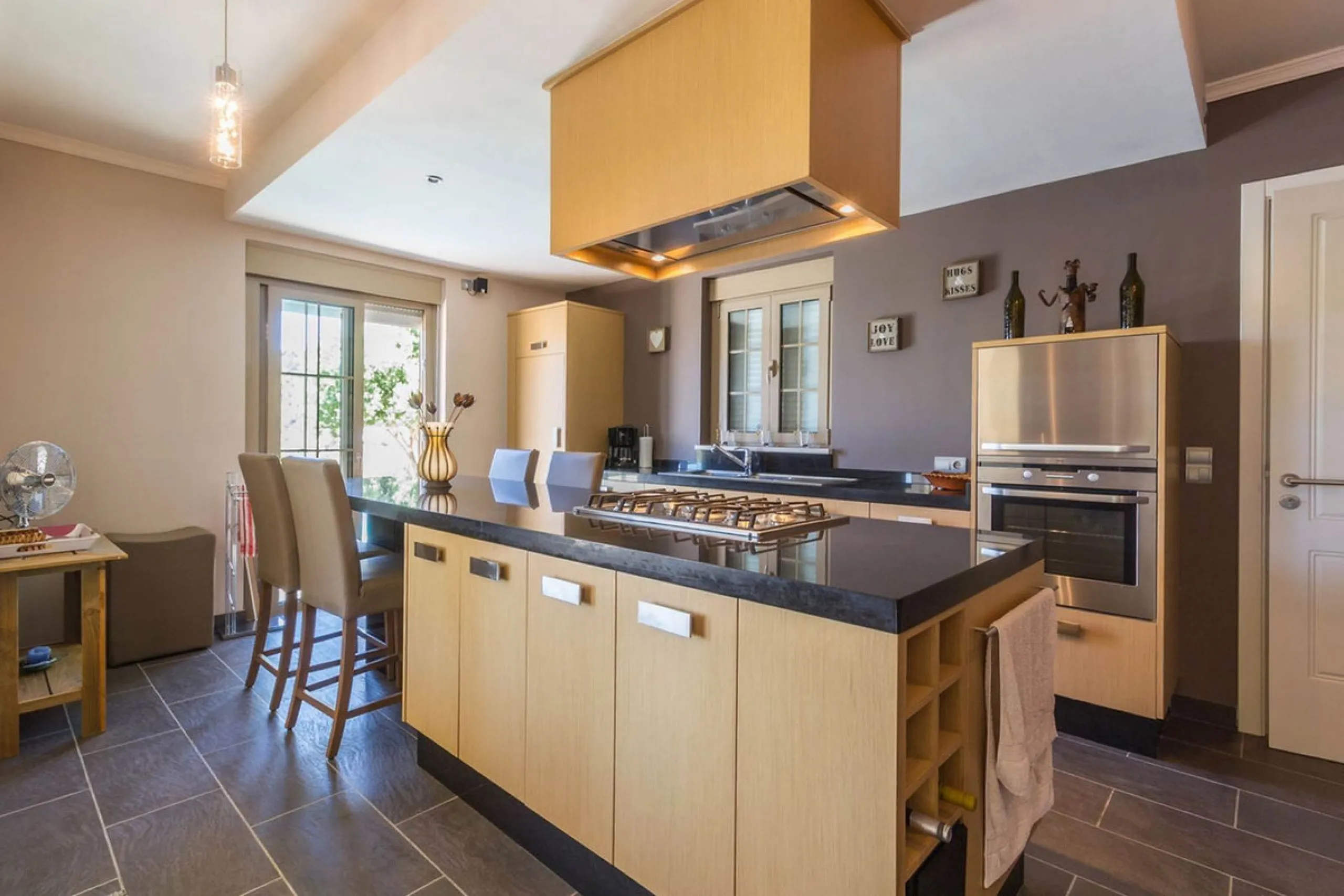 Exclusive Villa for Sale in Arenas, Vélez-Málaga. Escape the hustle and bustle and discover this exceptional villa, located in the quiet countryside (campo) of the white village of Arenas in the beautiful and still authentic region of eastern Malaga. This
