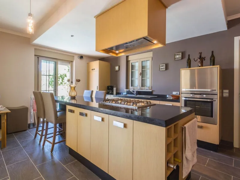 Exclusive Villa for Sale in Arenas, Vélez-Málaga. Escape the hustle and bustle and discover this exceptional villa, located in the quiet countryside (campo) of the white village of Arenas in the beautiful and still authentic region of eastern Malaga. This