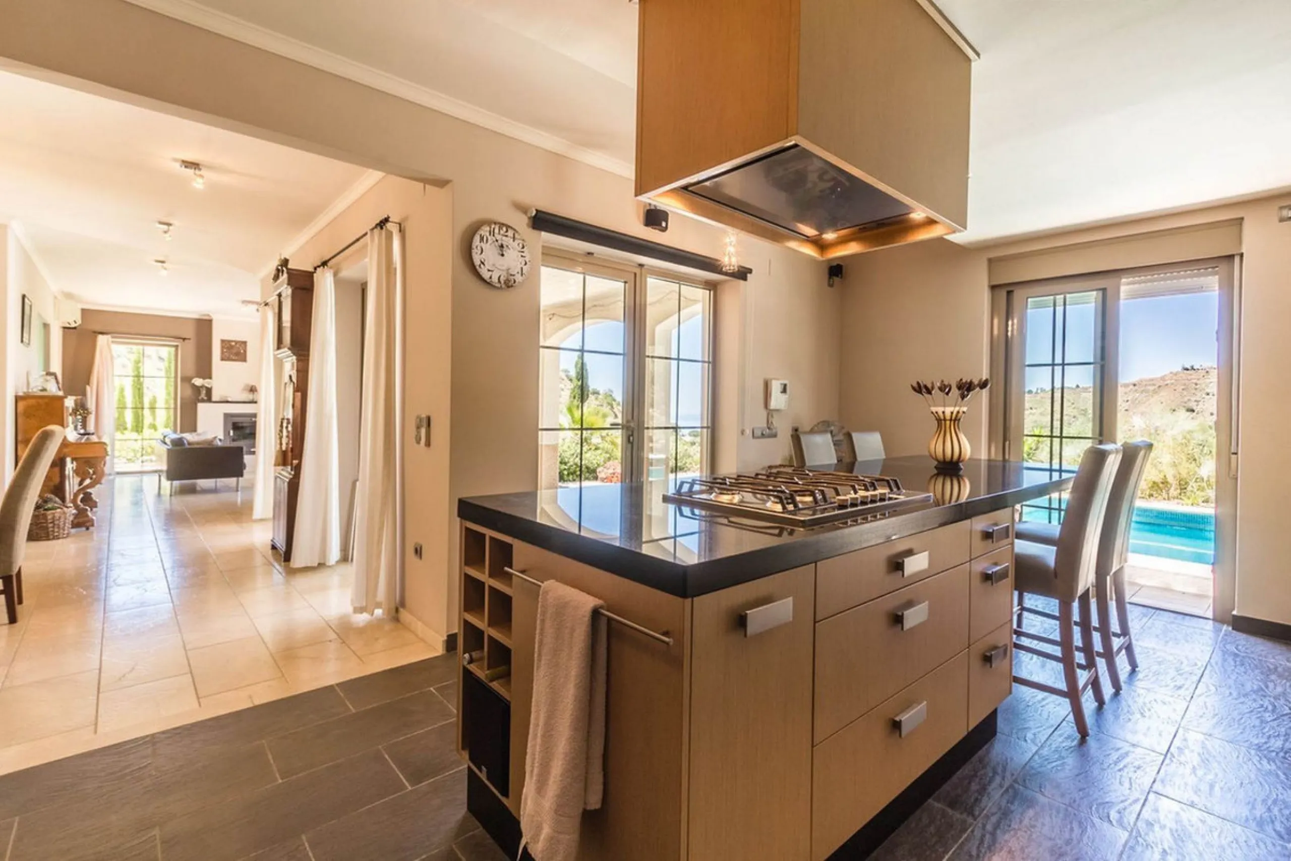 Exclusive Villa for Sale in Arenas, Vélez-Málaga. Escape the hustle and bustle and discover this exceptional villa, located in the quiet countryside (campo) of the white village of Arenas in the beautiful and still authentic region of eastern Malaga. This