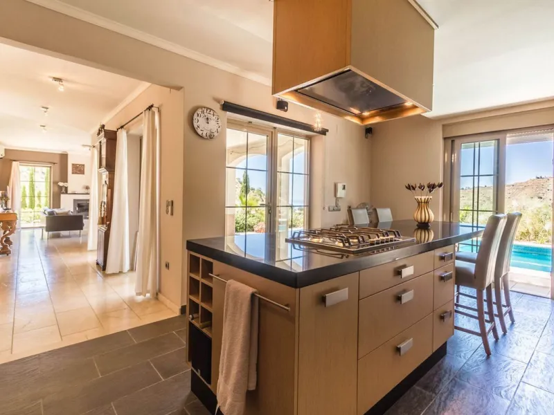 Exclusive Villa for Sale in Arenas, Vélez-Málaga. Escape the hustle and bustle and discover this exceptional villa, located in the quiet countryside (campo) of the white village of Arenas in the beautiful and still authentic region of eastern Malaga. This
