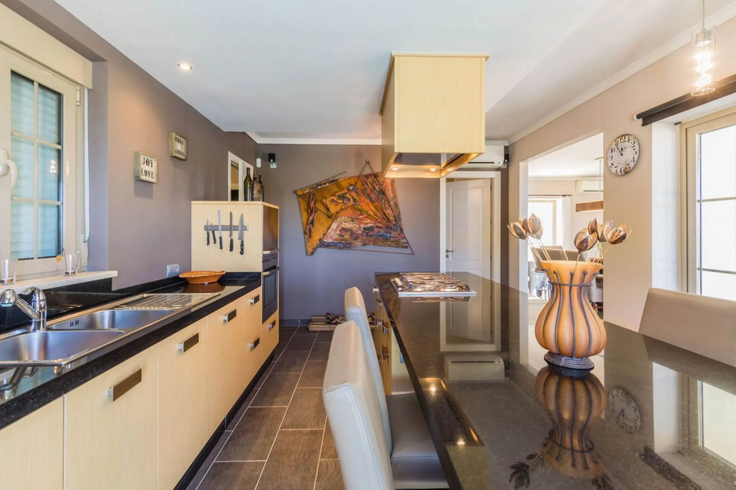 Exclusive Villa for Sale in Arenas, Vélez-Málaga. Escape the hustle and bustle and discover this exceptional villa, located in the quiet countryside (campo) of the white village of Arenas in the beautiful and still authentic region of eastern Malaga. This
