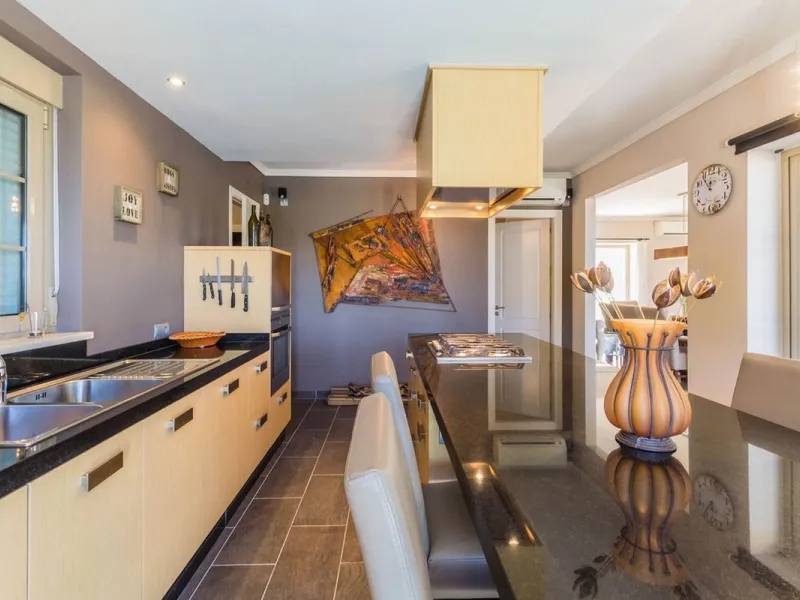 Exclusive Villa for Sale in Arenas, Vélez-Málaga. Escape the hustle and bustle and discover this exceptional villa, located in the quiet countryside (campo) of the white village of Arenas in the beautiful and still authentic region of eastern Malaga. This