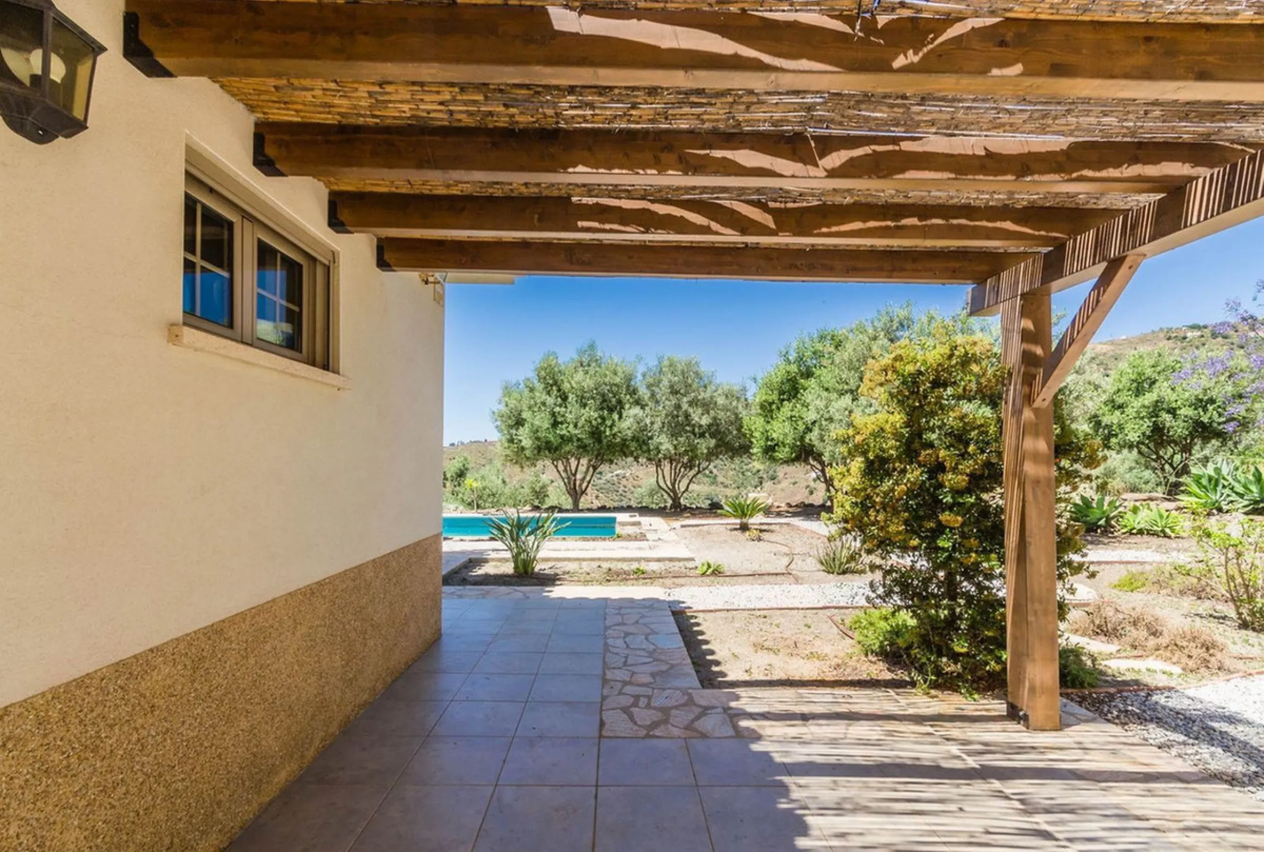 Exclusive Villa for Sale in Arenas, Vélez-Málaga. Escape the hustle and bustle and discover this exceptional villa, located in the quiet countryside (campo) of the white village of Arenas in the beautiful and still authentic region of eastern Malaga. This