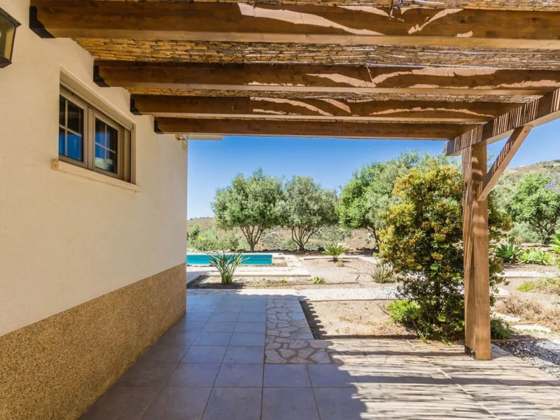 Exclusive Villa for Sale in Arenas, Vélez-Málaga. Escape the hustle and bustle and discover this exceptional villa, located in the quiet countryside (campo) of the white village of Arenas in the beautiful and still authentic region of eastern Malaga. This