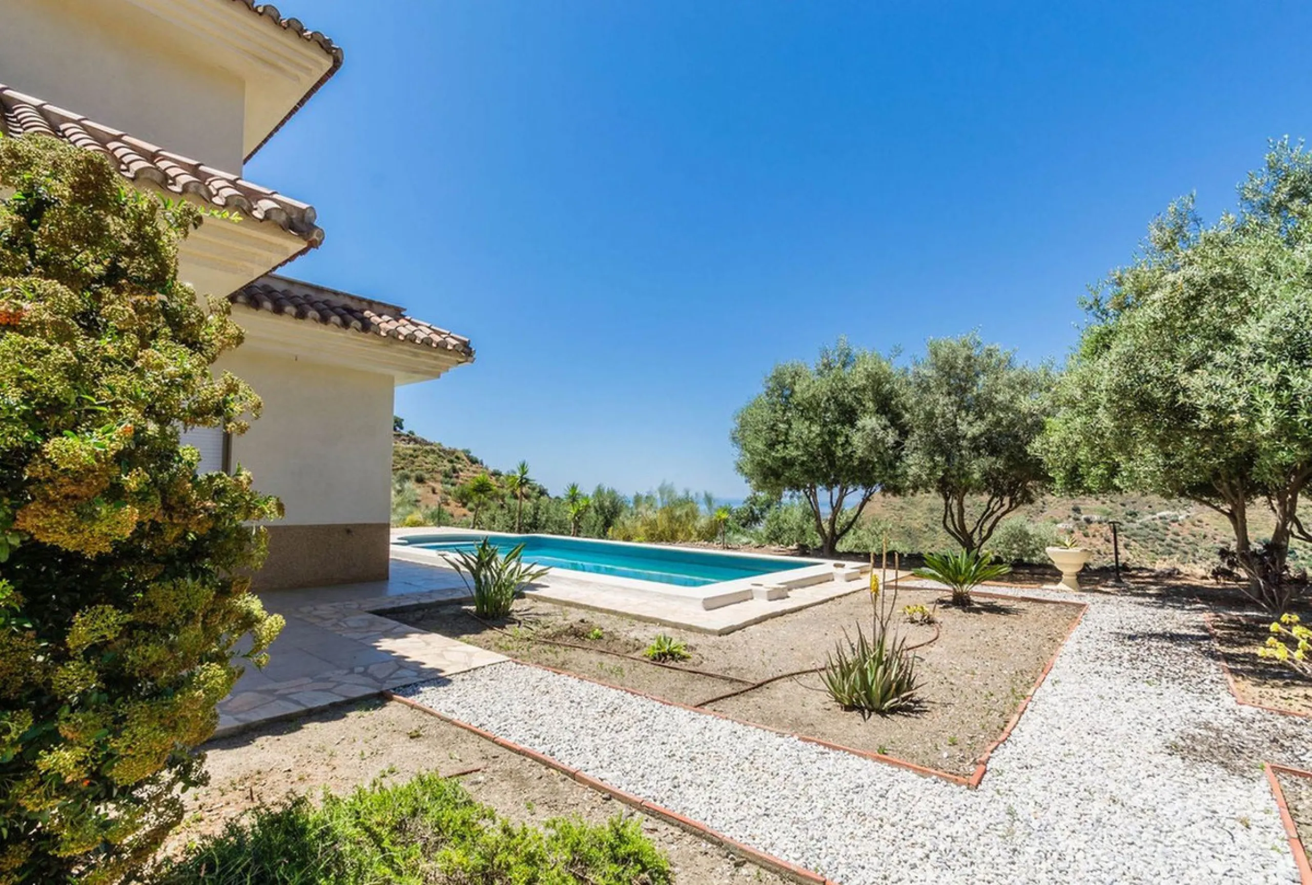 Exclusive Villa for Sale in Arenas, Vélez-Málaga. Escape the hustle and bustle and discover this exceptional villa, located in the quiet countryside (campo) of the white village of Arenas in the beautiful and still authentic region of eastern Malaga. This