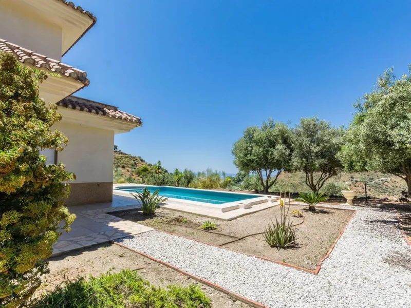 Exclusive Villa for Sale in Arenas, Vélez-Málaga. Escape the hustle and bustle and discover this exceptional villa, located in the quiet countryside (campo) of the white village of Arenas in the beautiful and still authentic region of eastern Malaga. This