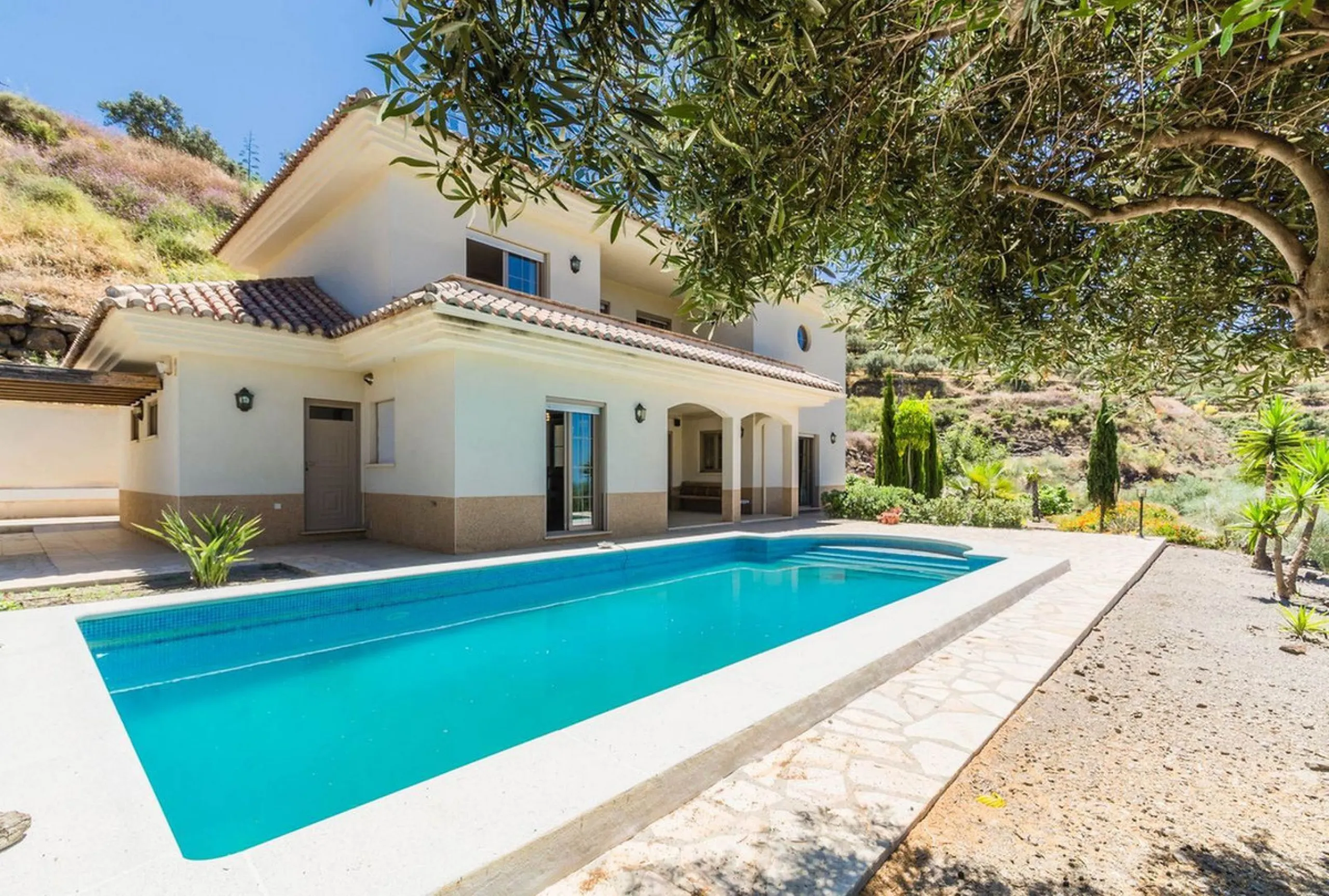 Exclusive Villa for Sale in Arenas, Vélez-Málaga. Escape the hustle and bustle and discover this exceptional villa, located in the quiet countryside (campo) of the white village of Arenas in the beautiful and still authentic region of eastern Malaga. This