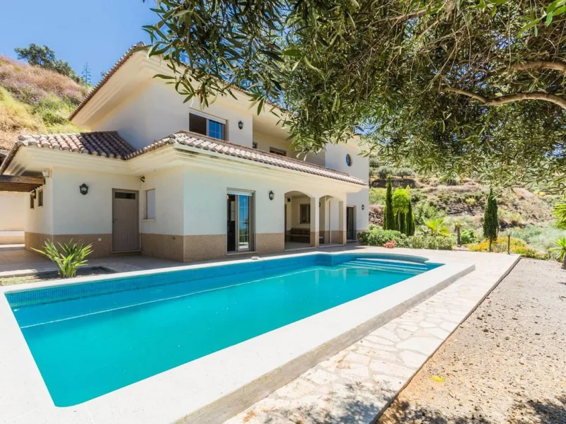 Exclusive Villa for Sale in Arenas, Vélez-Málaga. Escape the hustle and bustle and discover this exceptional villa, located in the quiet countryside (campo) of the white village of Arenas in the beautiful and still authentic region of eastern Malaga. This