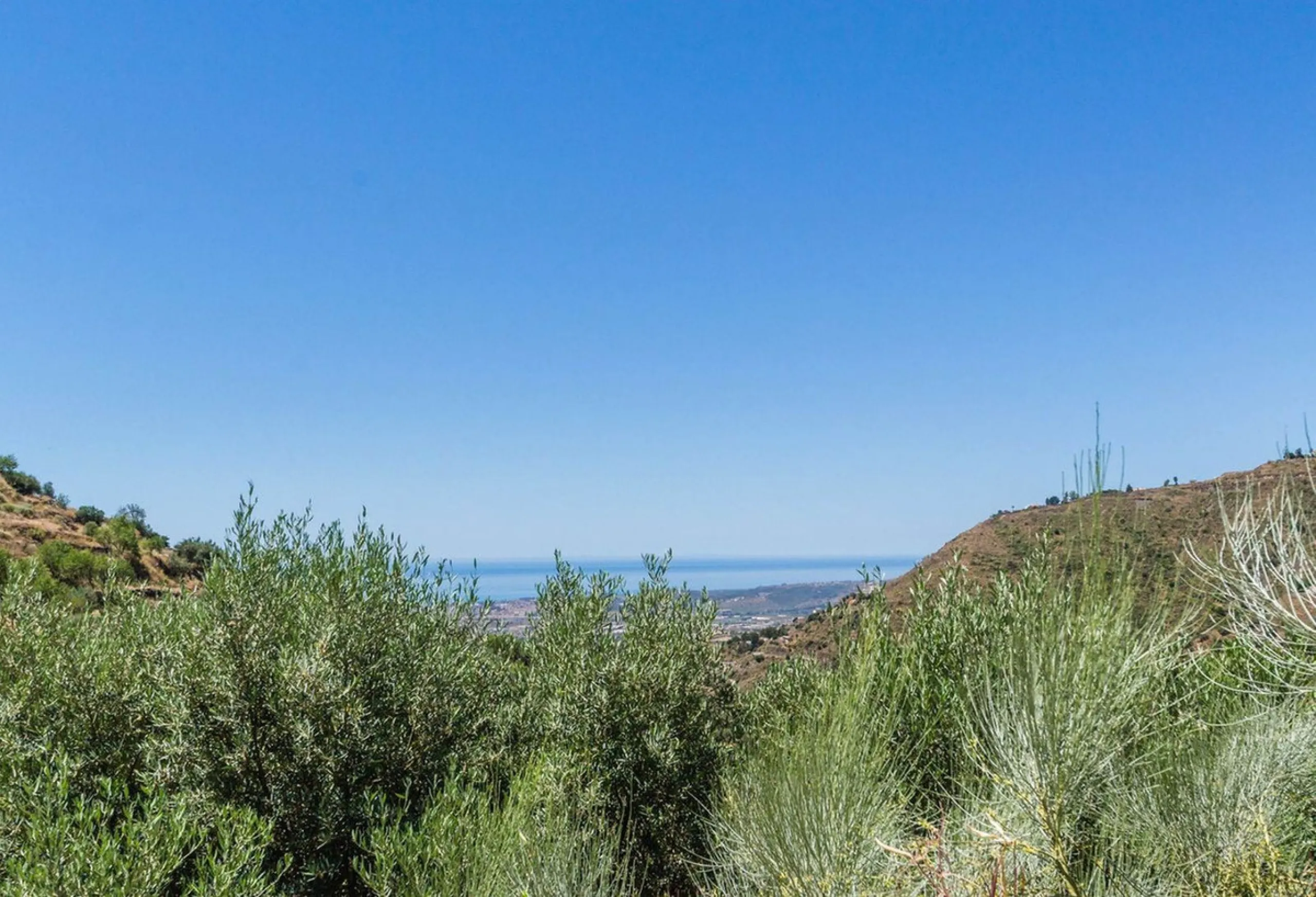Exclusive Villa for Sale in Arenas, Vélez-Málaga. Escape the hustle and bustle and discover this exceptional villa, located in the quiet countryside (campo) of the white village of Arenas in the beautiful and still authentic region of eastern Malaga. This
