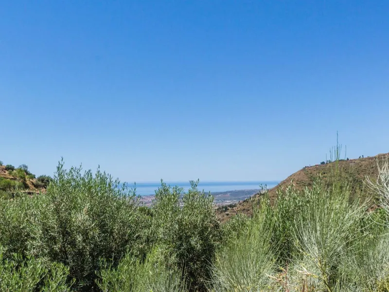 Exclusive Villa for Sale in Arenas, Vélez-Málaga. Escape the hustle and bustle and discover this exceptional villa, located in the quiet countryside (campo) of the white village of Arenas in the beautiful and still authentic region of eastern Malaga. This