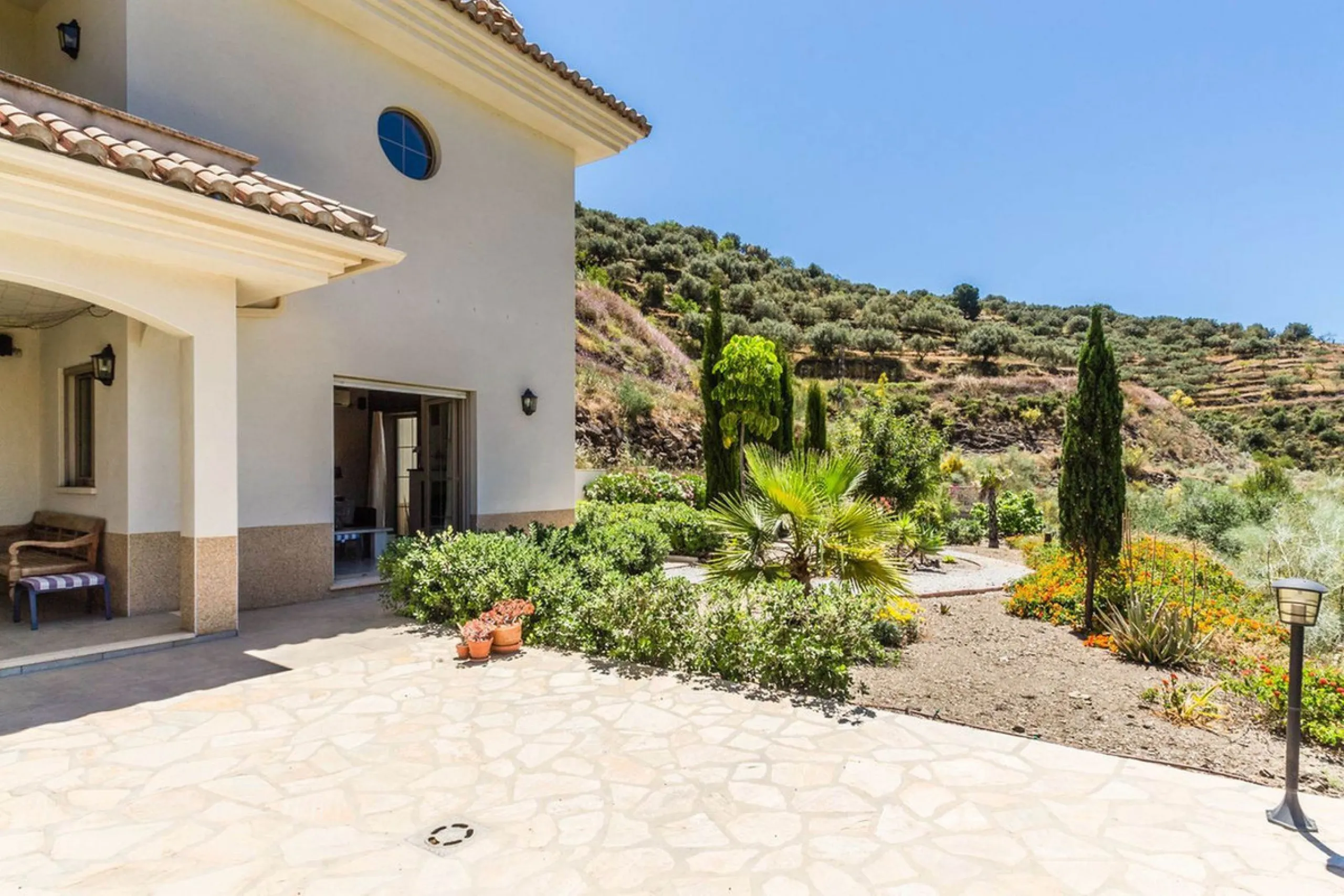 Exclusive Villa for Sale in Arenas, Vélez-Málaga. Escape the hustle and bustle and discover this exceptional villa, located in the quiet countryside (campo) of the white village of Arenas in the beautiful and still authentic region of eastern Malaga. This