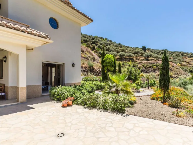 Exclusive Villa for Sale in Arenas, Vélez-Málaga. Escape the hustle and bustle and discover this exceptional villa, located in the quiet countryside (campo) of the white village of Arenas in the beautiful and still authentic region of eastern Malaga. This