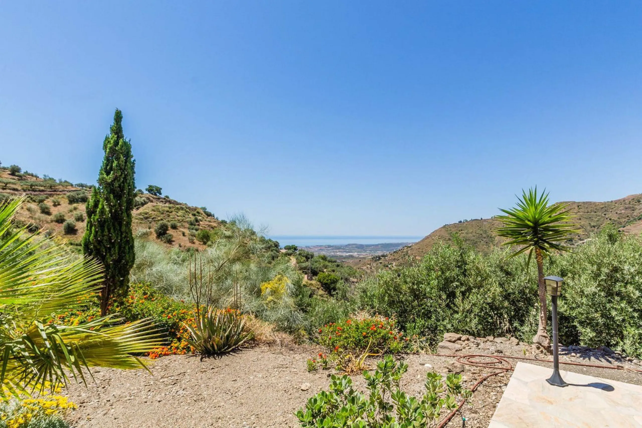 Exclusive Villa for Sale in Arenas, Vélez-Málaga. Escape the hustle and bustle and discover this exceptional villa, located in the quiet countryside (campo) of the white village of Arenas in the beautiful and still authentic region of eastern Malaga. This