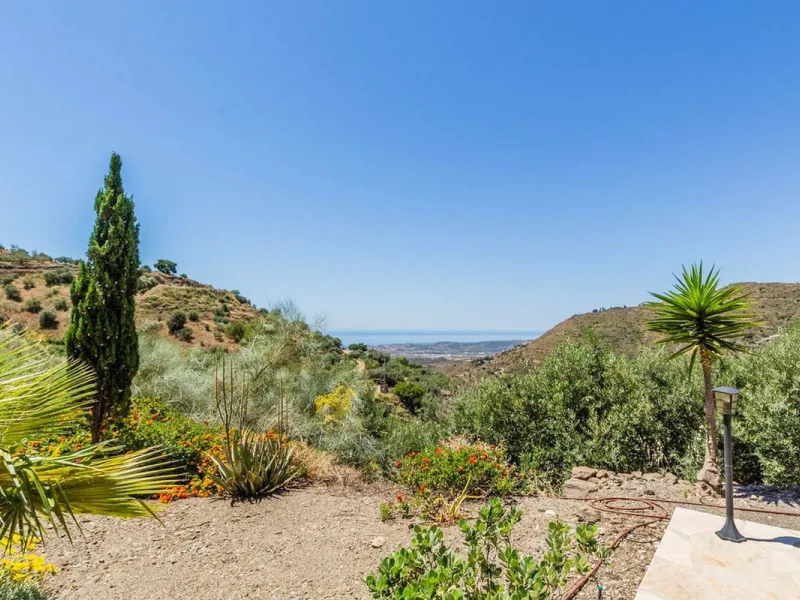 Exclusive Villa for Sale in Arenas, Vélez-Málaga. Escape the hustle and bustle and discover this exceptional villa, located in the quiet countryside (campo) of the white village of Arenas in the beautiful and still authentic region of eastern Malaga. This