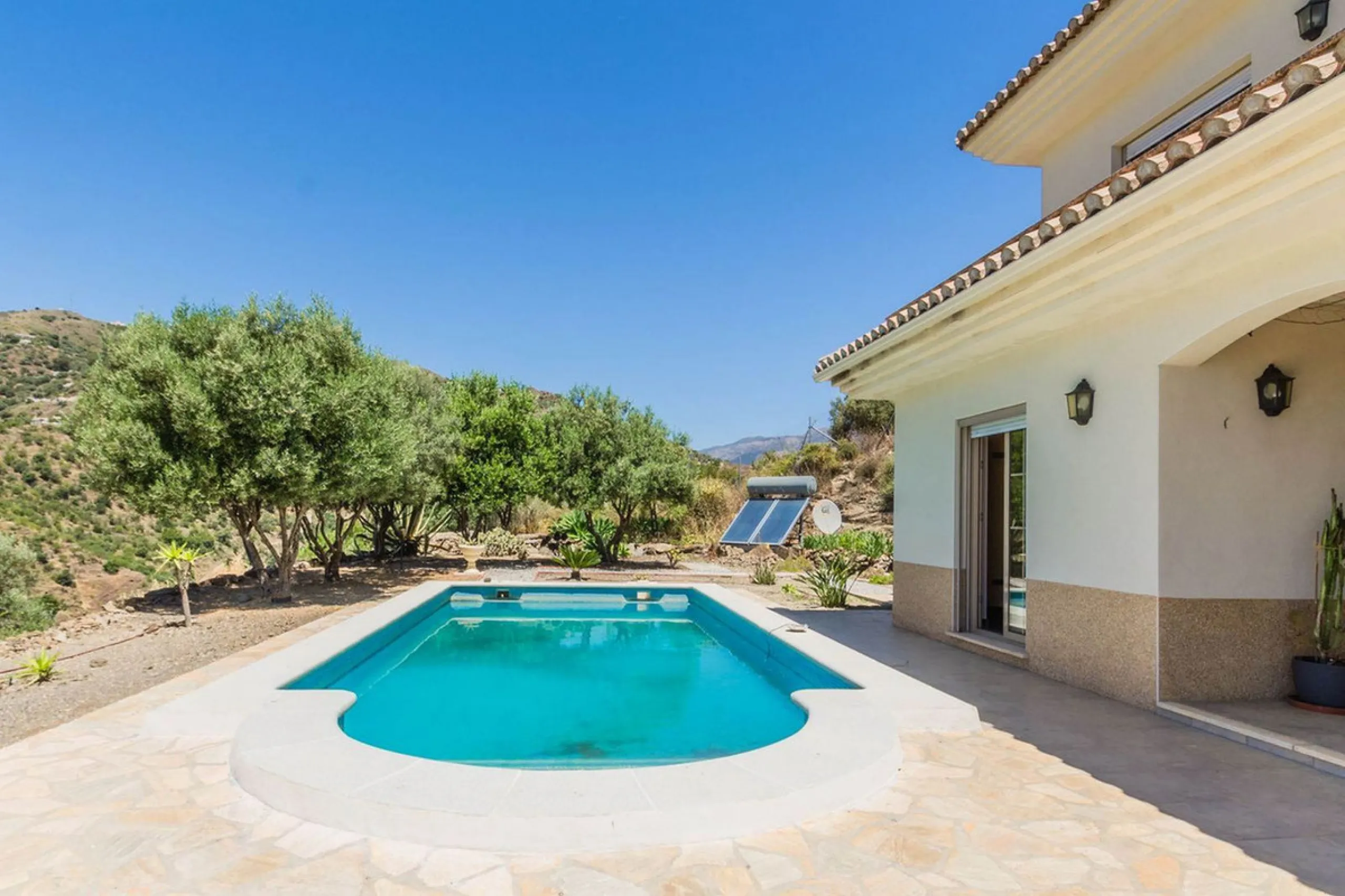 Exclusive Villa for Sale in Arenas, Vélez-Málaga. Escape the hustle and bustle and discover this exceptional villa, located in the quiet countryside (campo) of the white village of Arenas in the beautiful and still authentic region of eastern Malaga. This