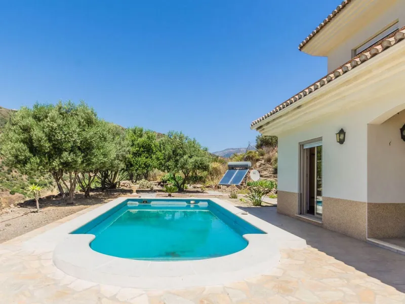 Exclusive Villa for Sale in Arenas, Vélez-Málaga. Escape the hustle and bustle and discover this exceptional villa, located in the quiet countryside (campo) of the white village of Arenas in the beautiful and still authentic region of eastern Malaga. This