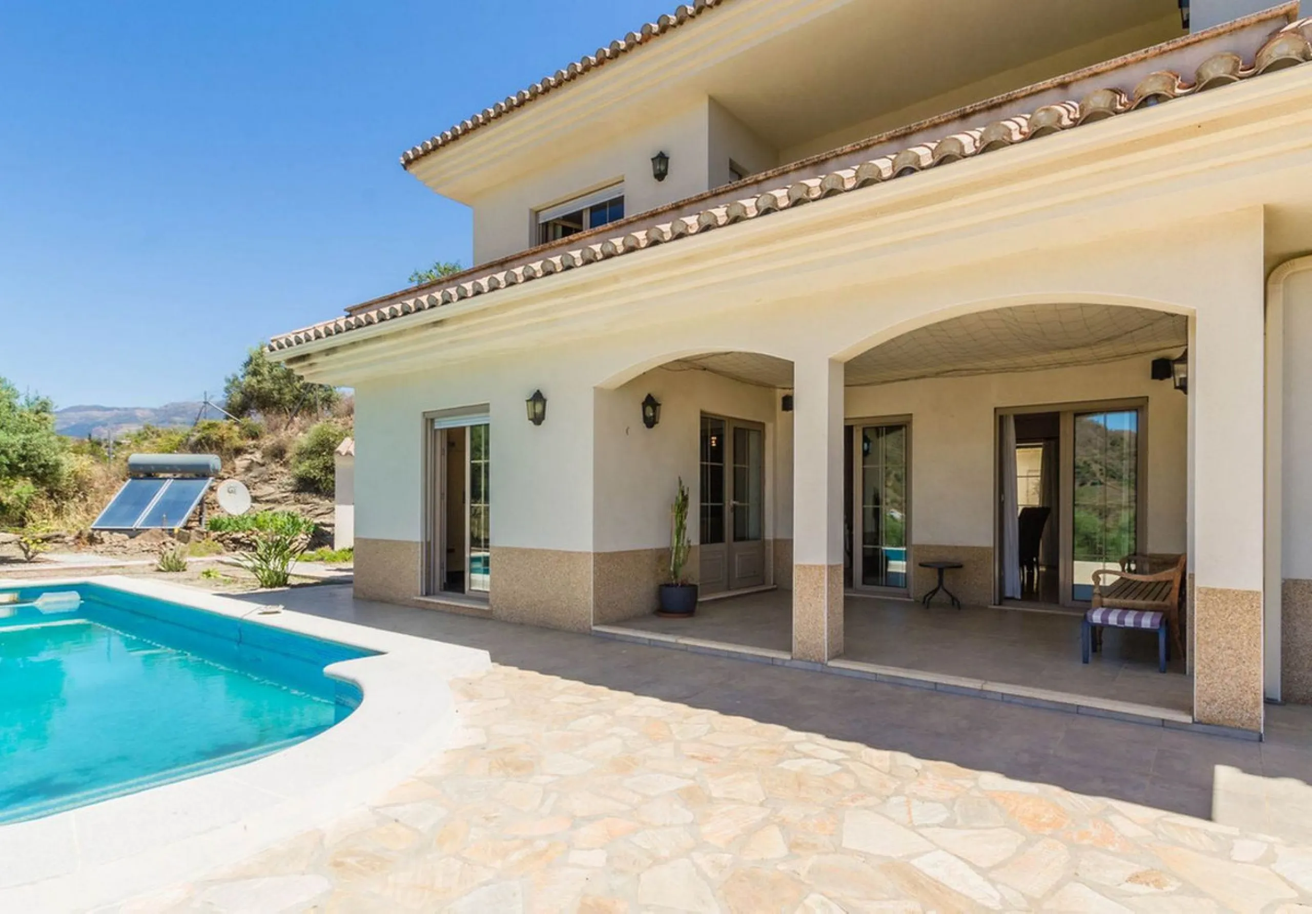 Exclusive Villa for Sale in Arenas, Vélez-Málaga. Escape the hustle and bustle and discover this exceptional villa, located in the quiet countryside (campo) of the white village of Arenas in the beautiful and still authentic region of eastern Malaga. This