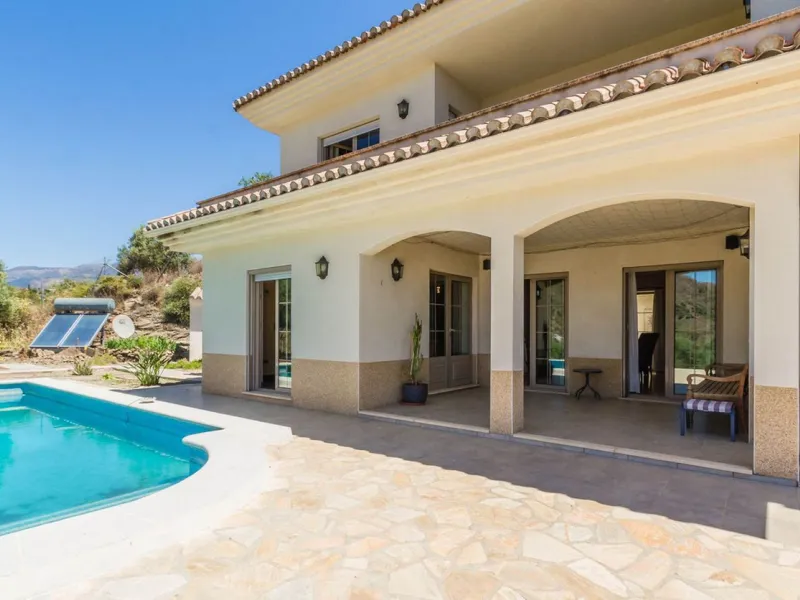 Exclusive Villa for Sale in Arenas, Vélez-Málaga. Escape the hustle and bustle and discover this exceptional villa, located in the quiet countryside (campo) of the white village of Arenas in the beautiful and still authentic region of eastern Malaga. This