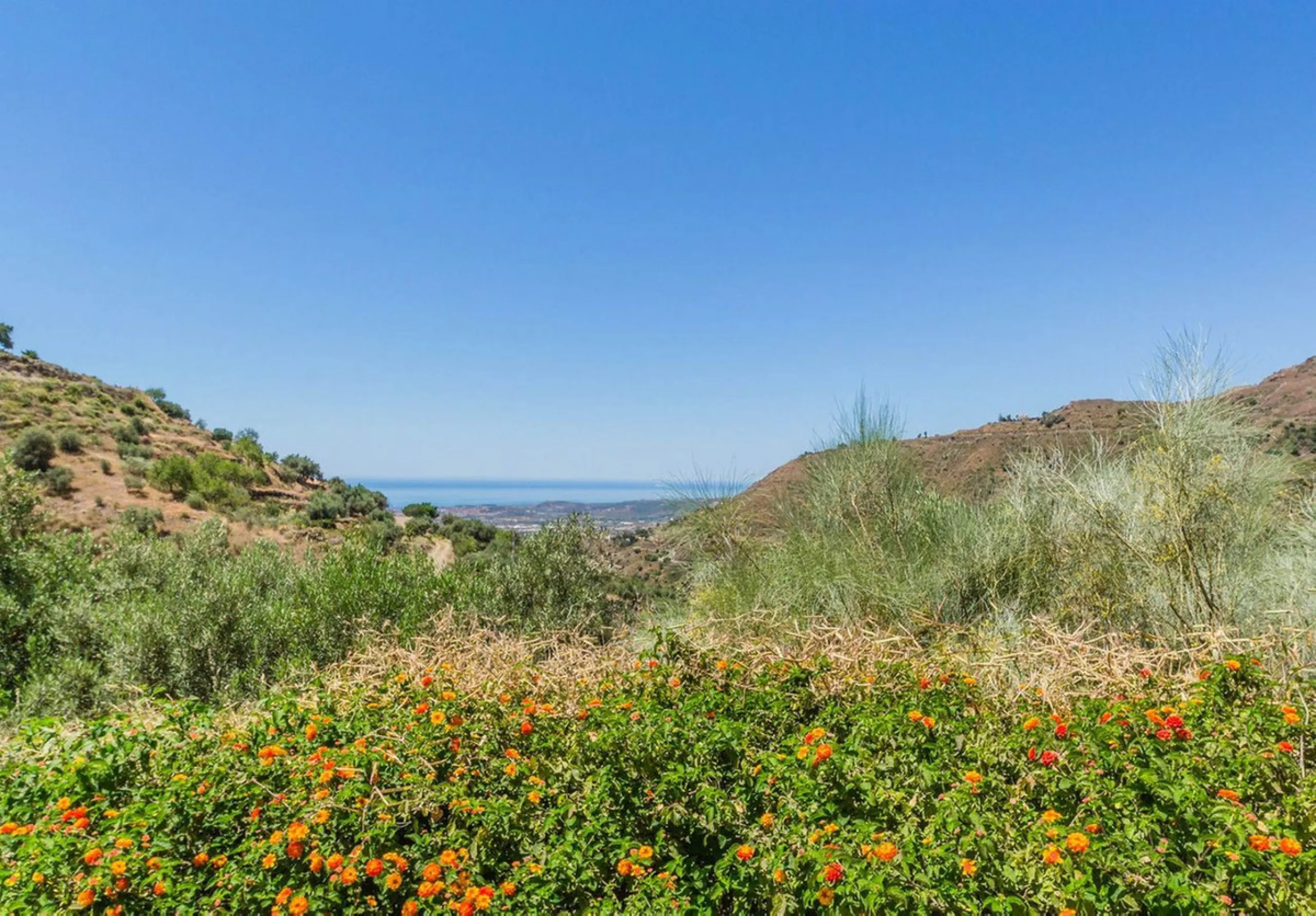 Exclusive Villa for Sale in Arenas, Vélez-Málaga. Escape the hustle and bustle and discover this exceptional villa, located in the quiet countryside (campo) of the white village of Arenas in the beautiful and still authentic region of eastern Malaga. This