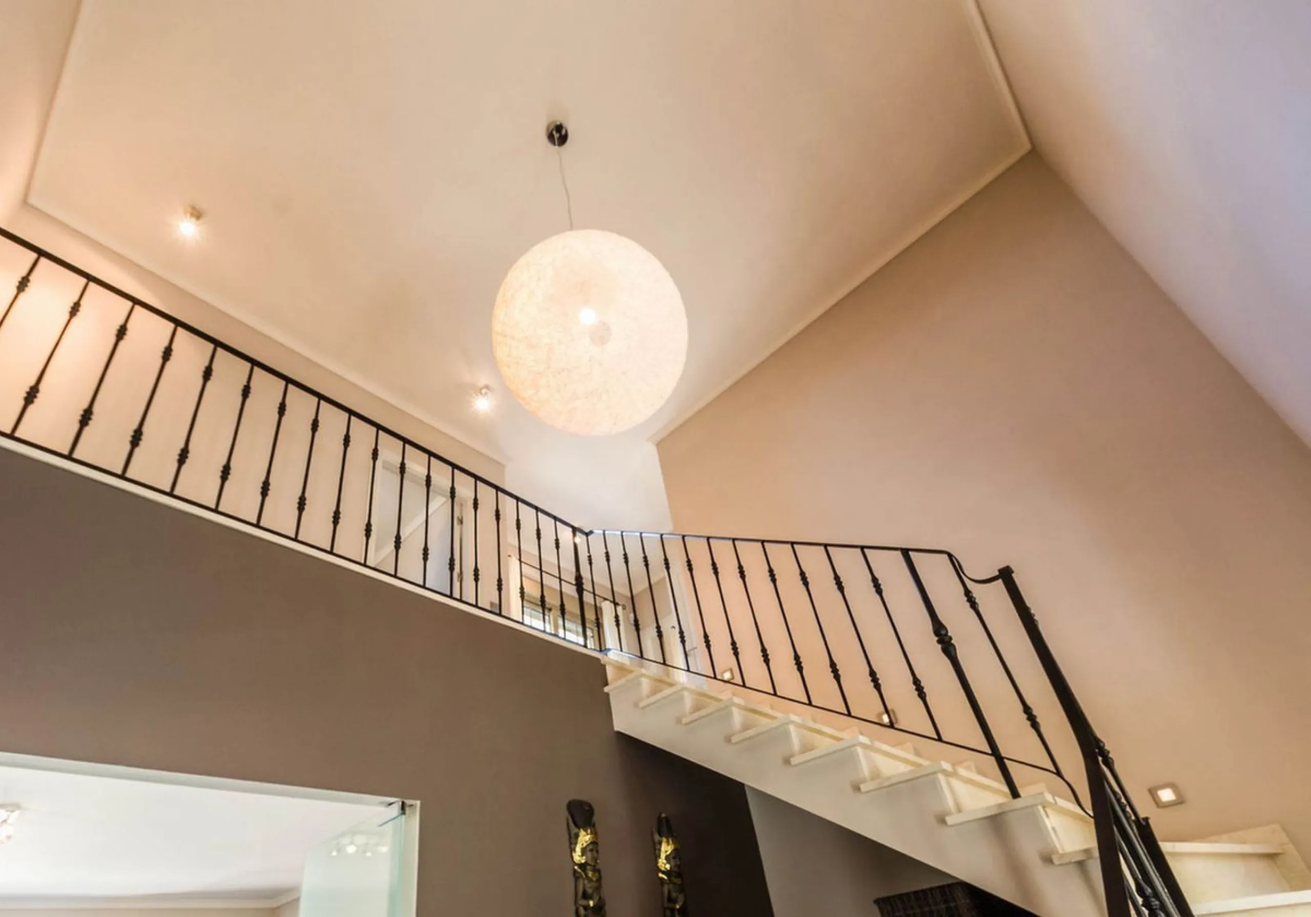 Exclusive Villa for Sale in Arenas, Vélez-Málaga. Escape the hustle and bustle and discover this exceptional villa, located in the quiet countryside (campo) of the white village of Arenas in the beautiful and still authentic region of eastern Malaga. This